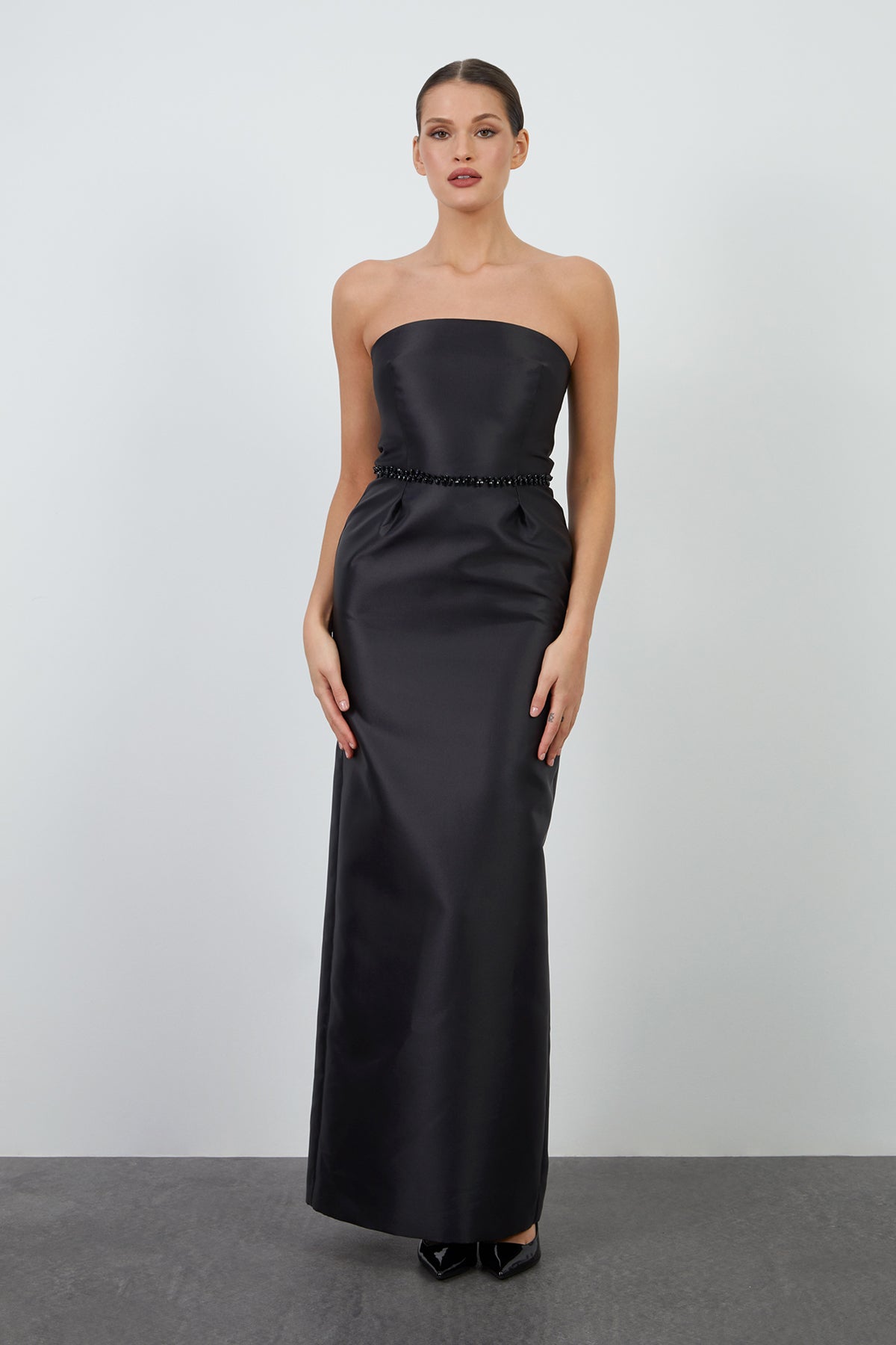 Pelerin Detaylı Beli İşlemeli Straplez Uzun Elbise