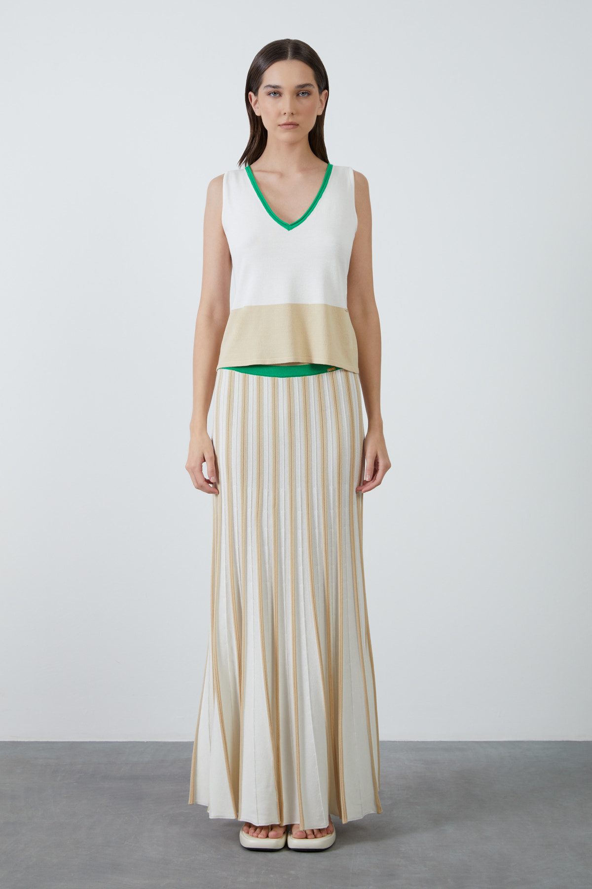 Garni Detaylı Kalın Askı Bluz