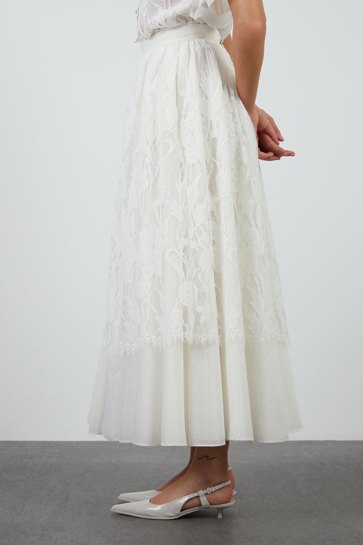 Üstü Dantel Detaylı Kloş Etek