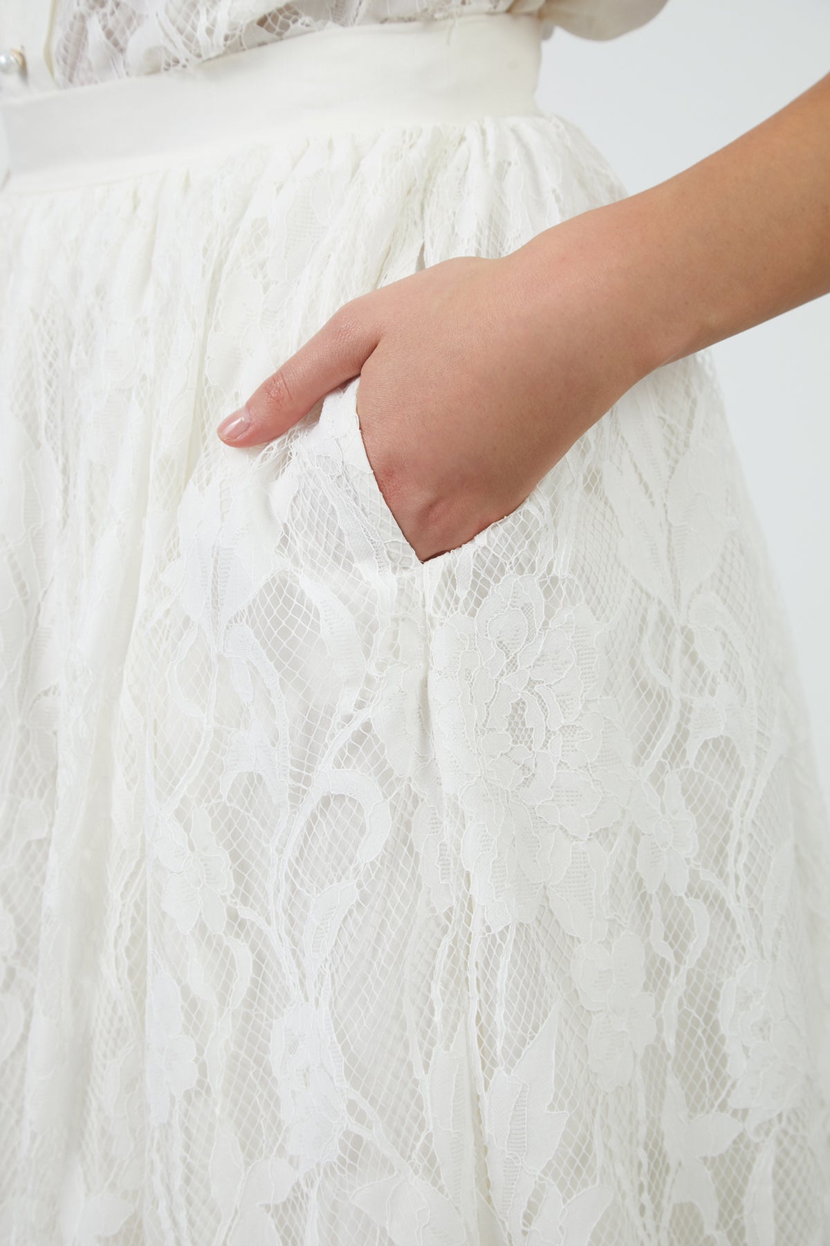 Üstü Dantel Detaylı Kloş Etek