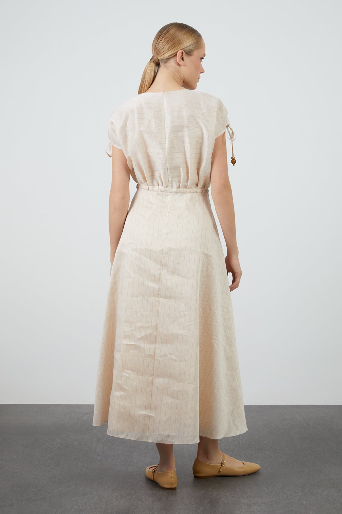 Kordonu İşlemeli Beli Büzülebilir Midi Elbise