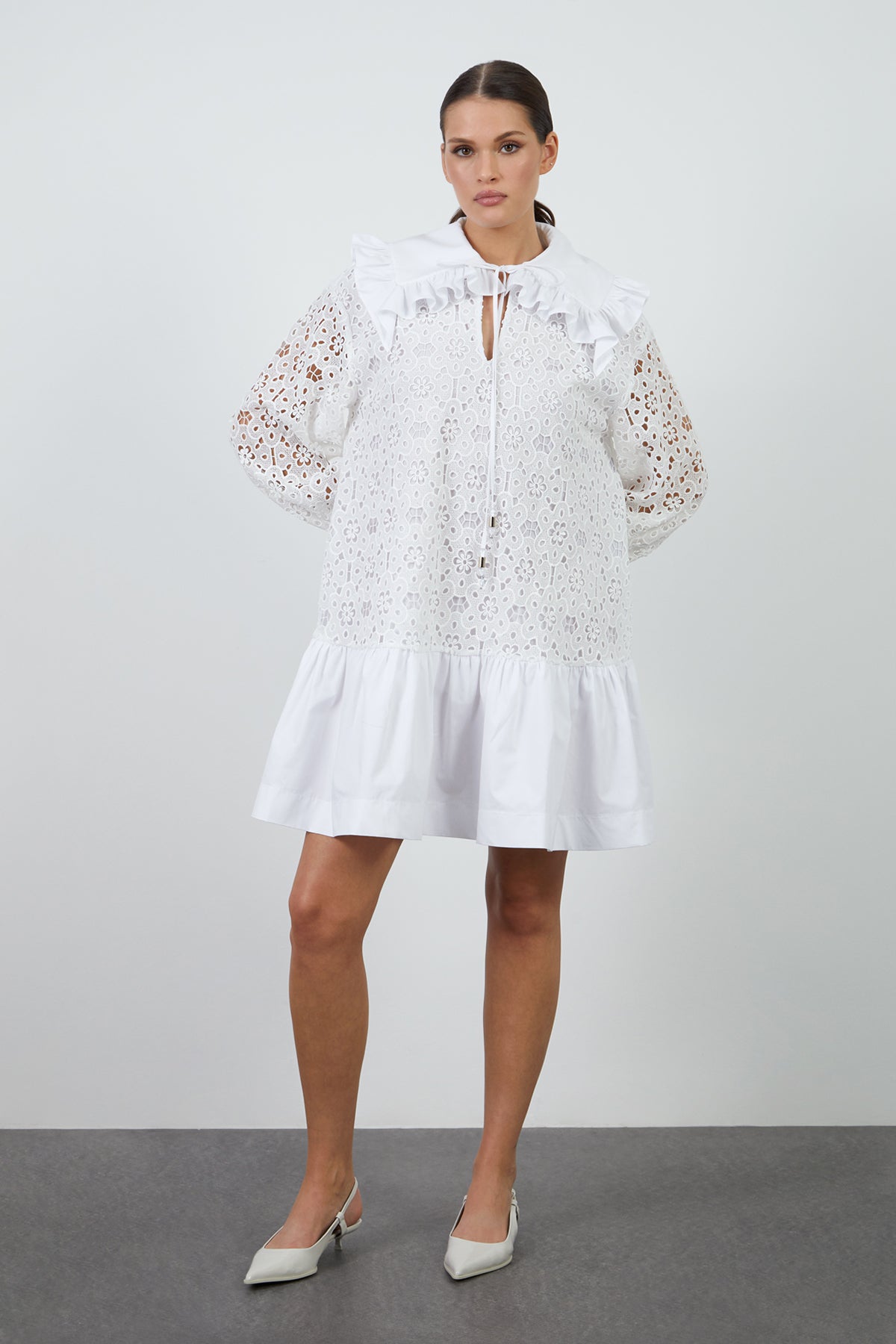 Geniş Yakalı Astarlı Dantel Mini Elbise