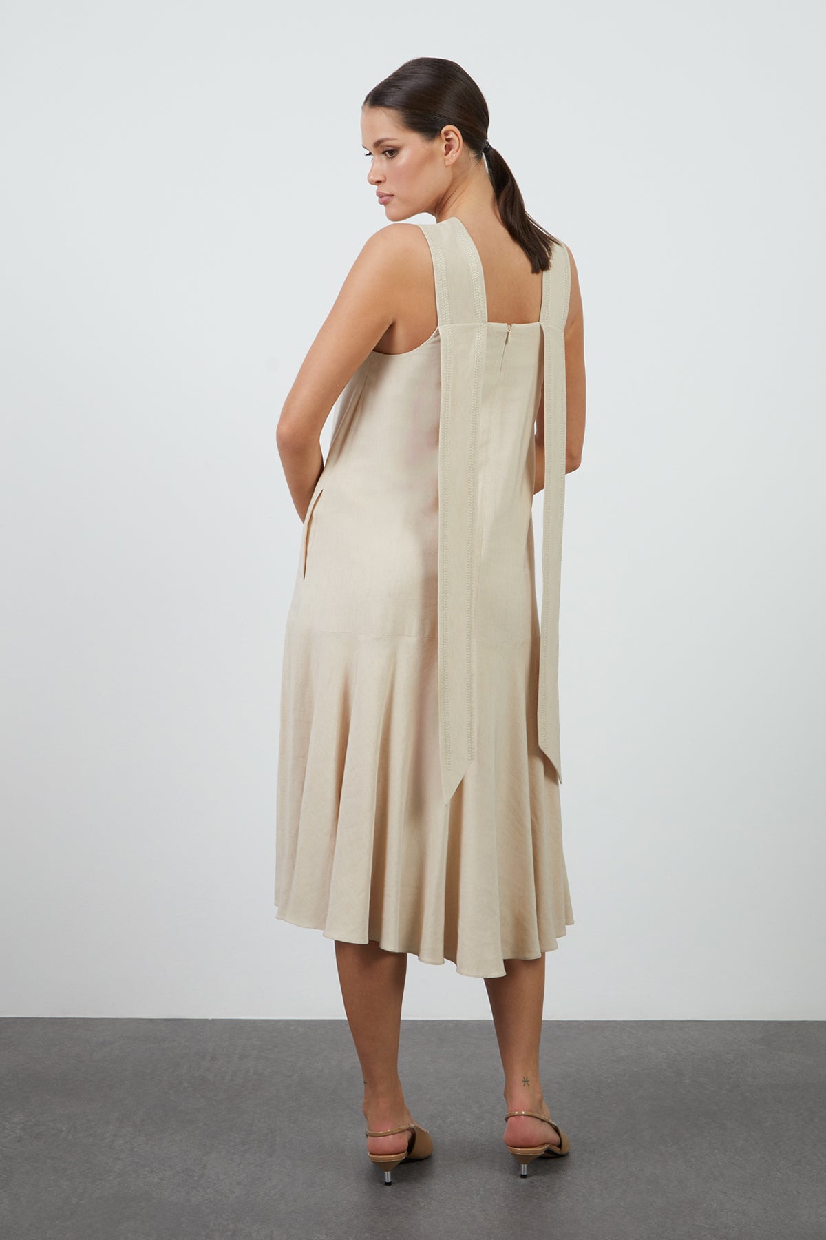 Askıları Nakışlı Ve İşlemeli Midi Boy Elbise