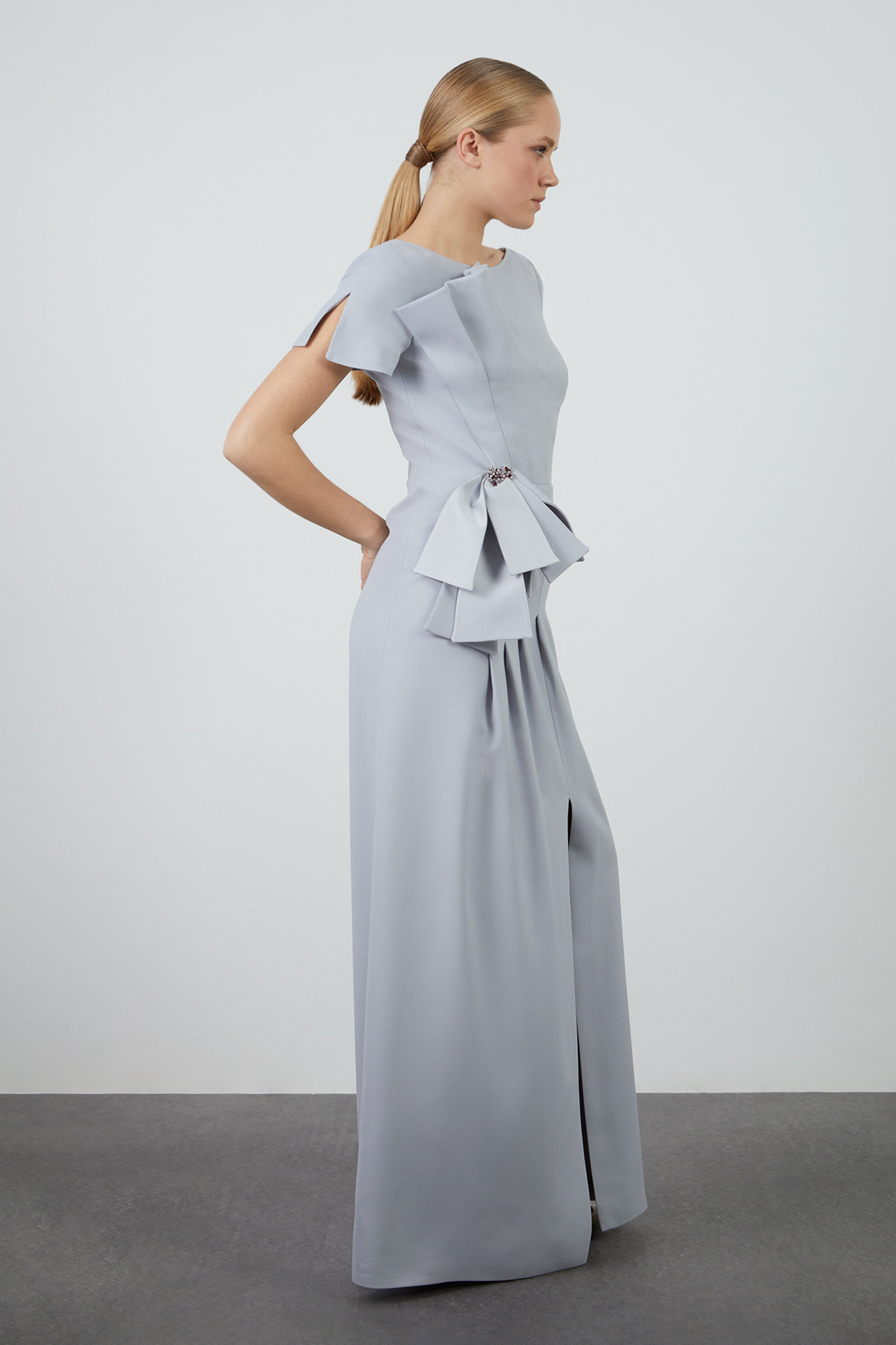 Pili Katlamalı Seyyar Broşlu Uzun Elbise