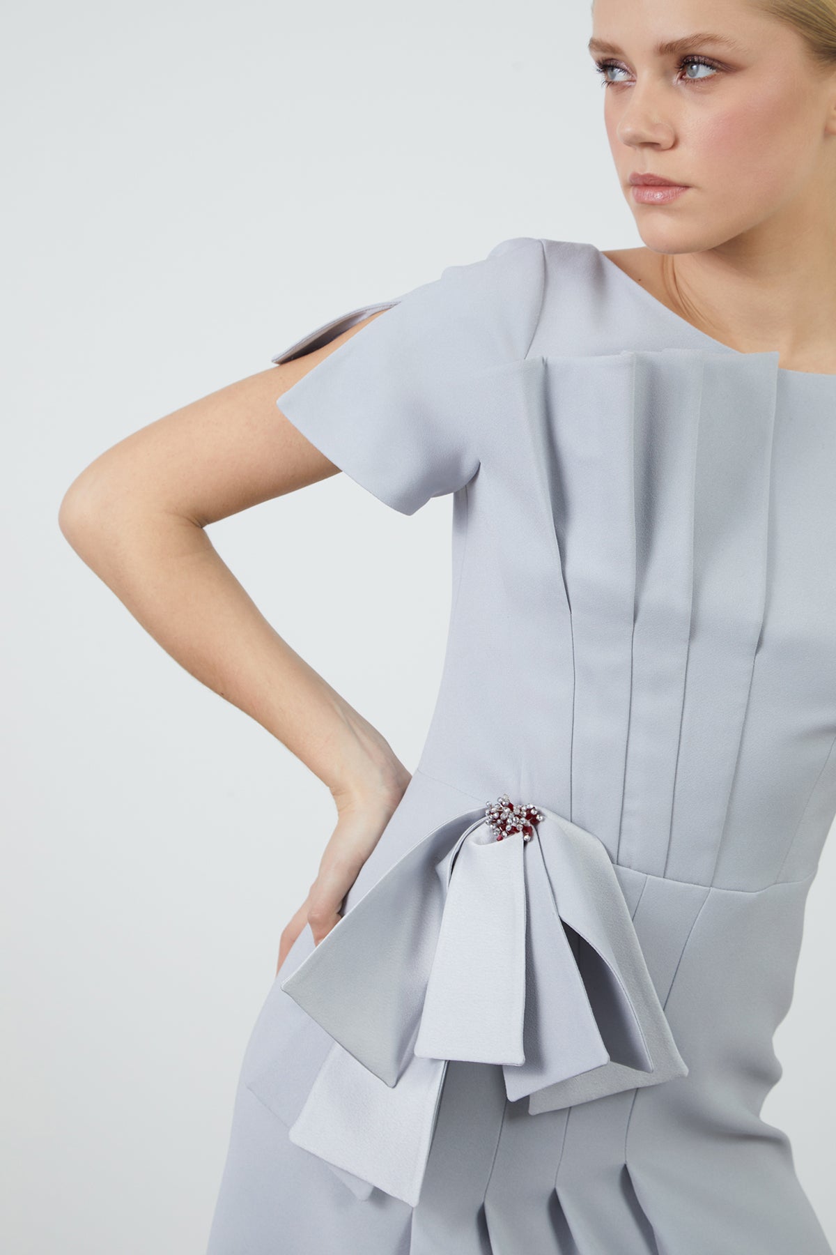 Pili Katlamalı Seyyar Broşlu Uzun Elbise