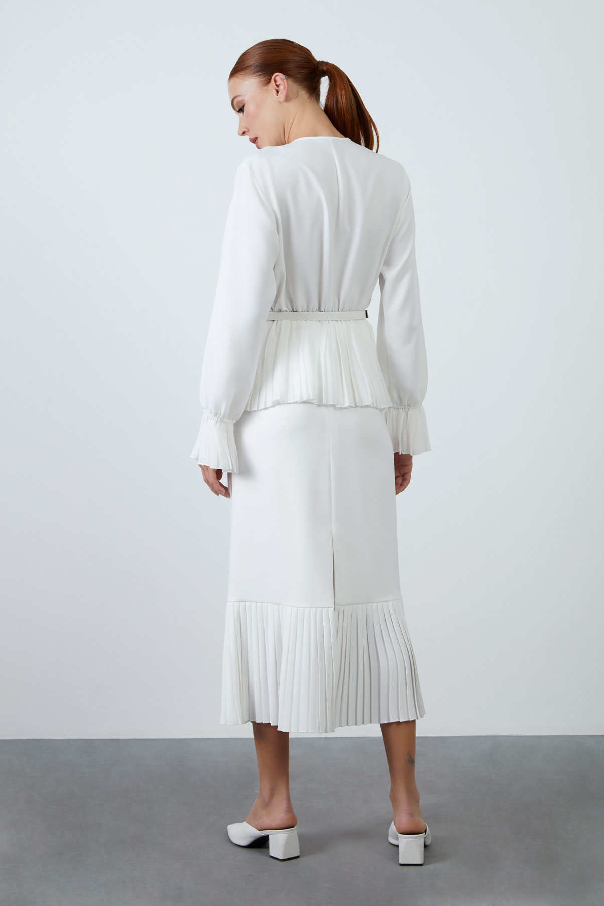 Beli Kemerli Pliseli Etek Ve V Yaka Bluzlu Takım