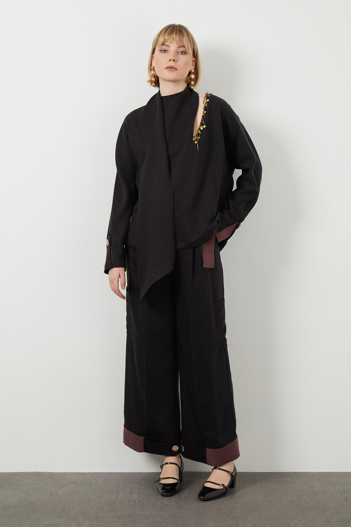 Yakasından Kuşak Detaylı İşlemeli Astarsız Uzun Kollu Bluz