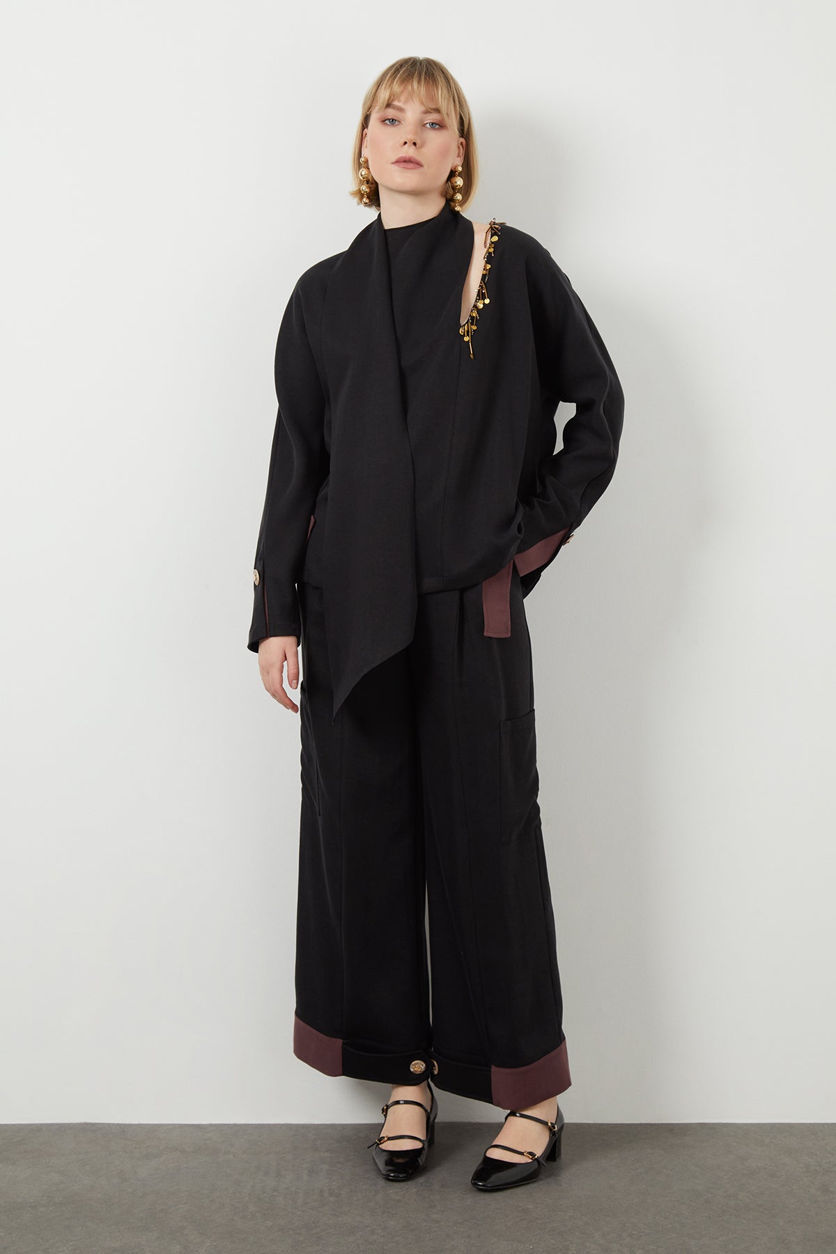 Yakasından Kuşak Detaylı İşlemeli Astarsız Uzun Kollu Bluz