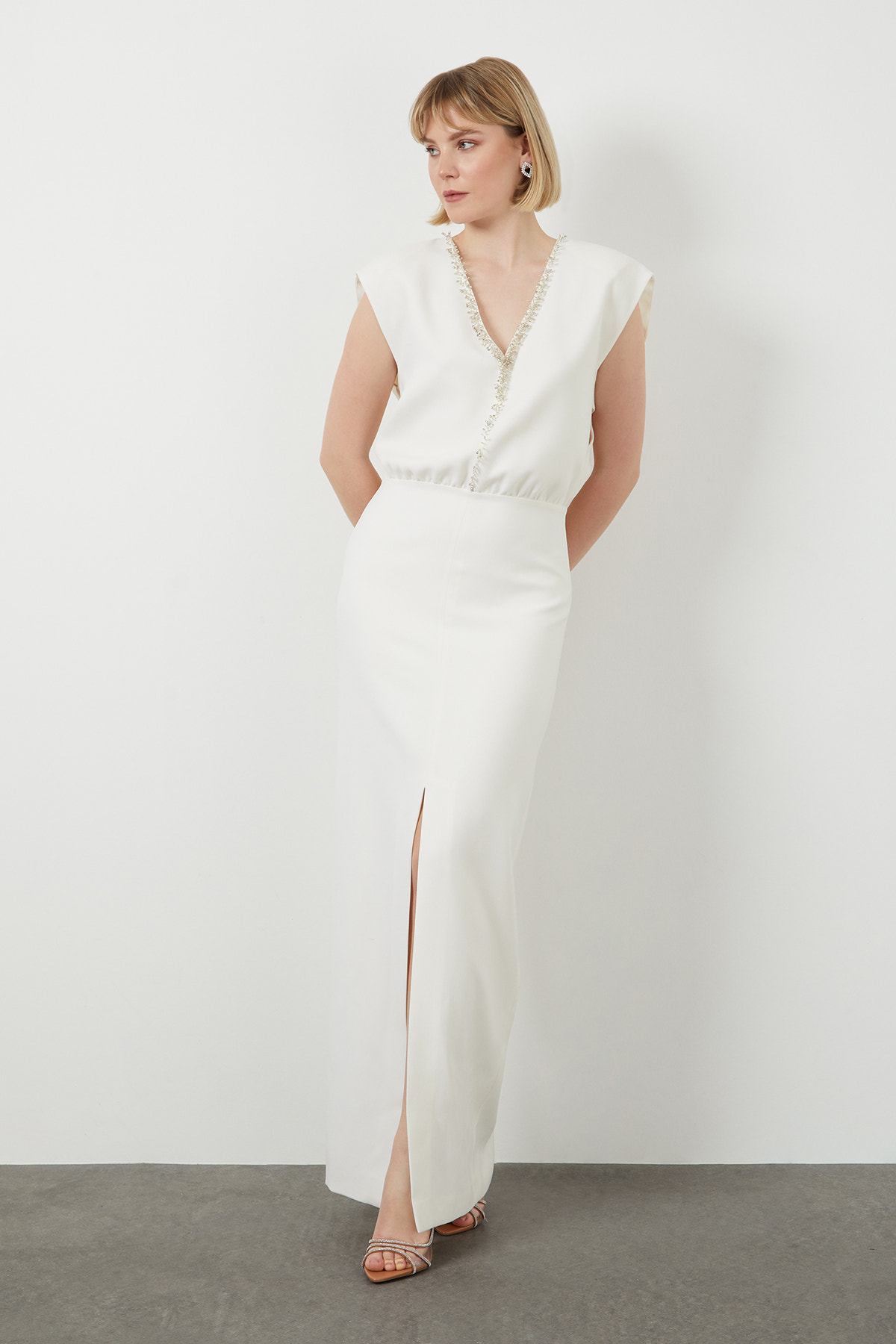 Yakası İşleme Detaylı V Yaka Yırtmaçlı Uzun Abiye Elbise