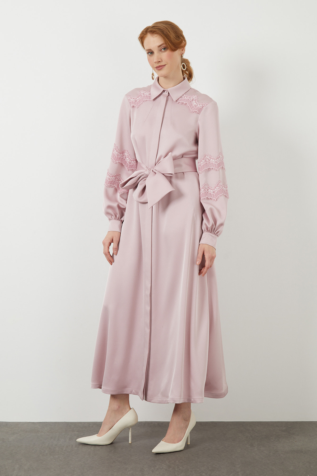 Gömlek Yaka Dantel Detaylı Seyyar Kuşaklı Maxi Elbise