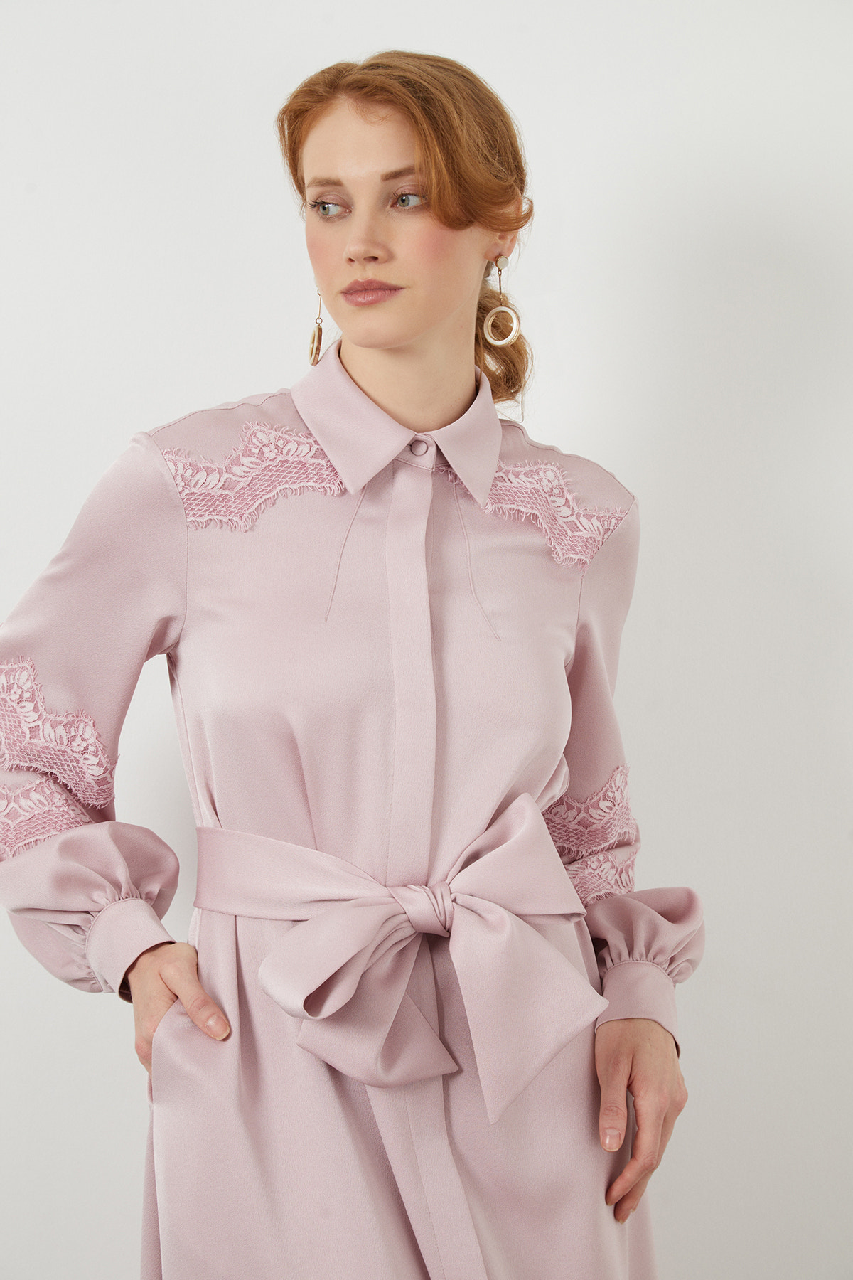 Gömlek Yaka Dantel Detaylı Seyyar Kuşaklı Maxi Elbise