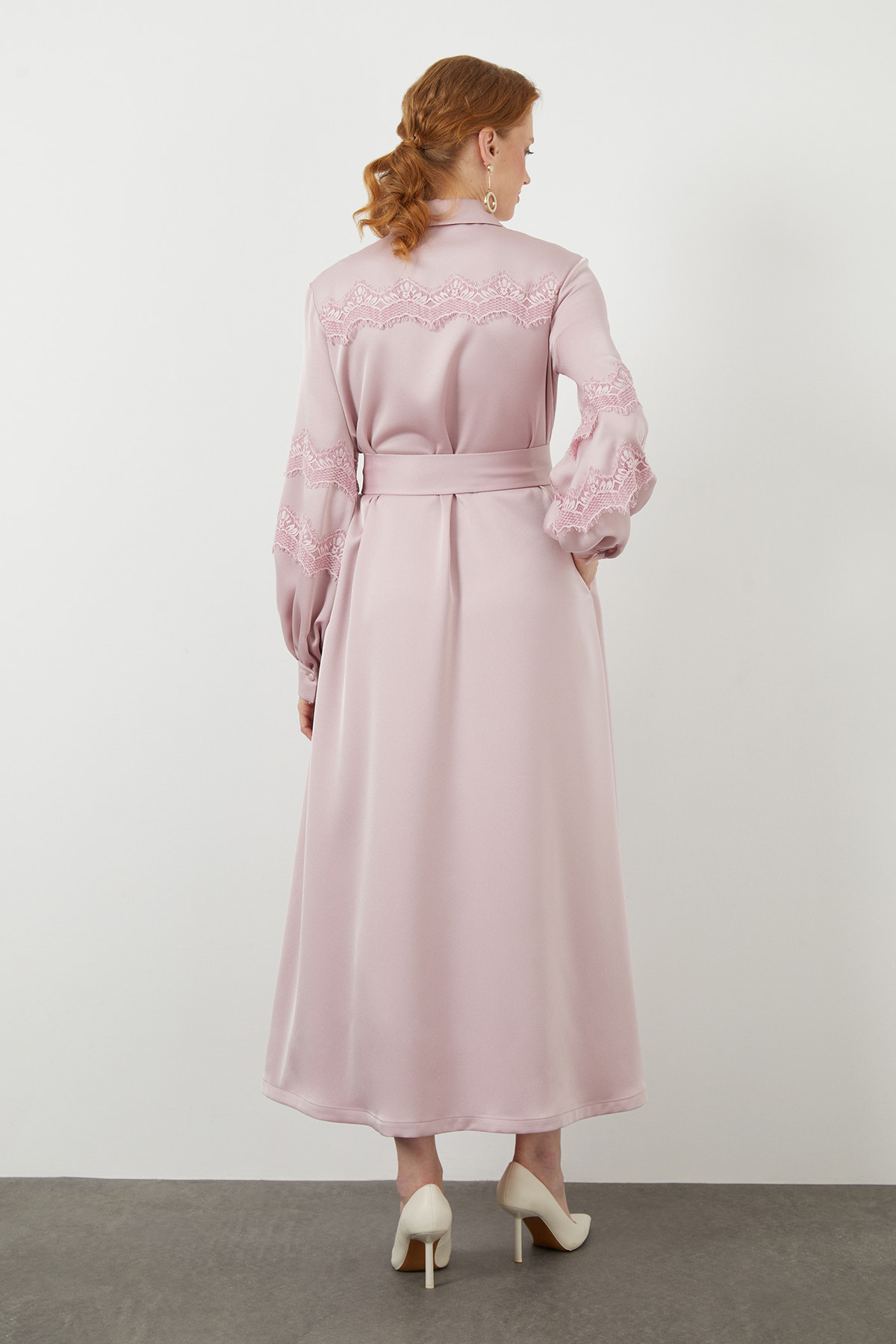 Gömlek Yaka Dantel Detaylı Seyyar Kuşaklı Maxi Elbise