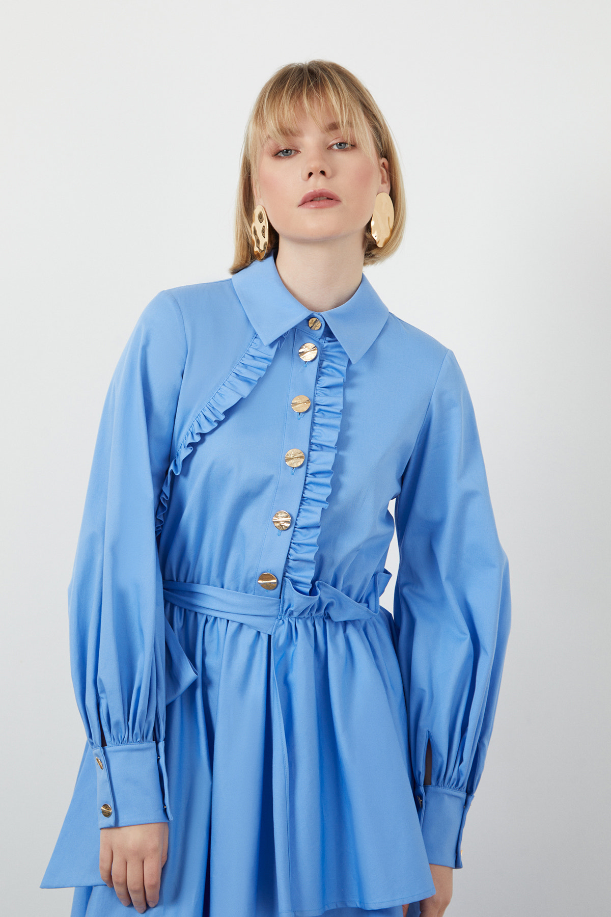 Fırfır Detaylı Kendi Kumaşından Kuşaklı Astarsız Uzun Elbise