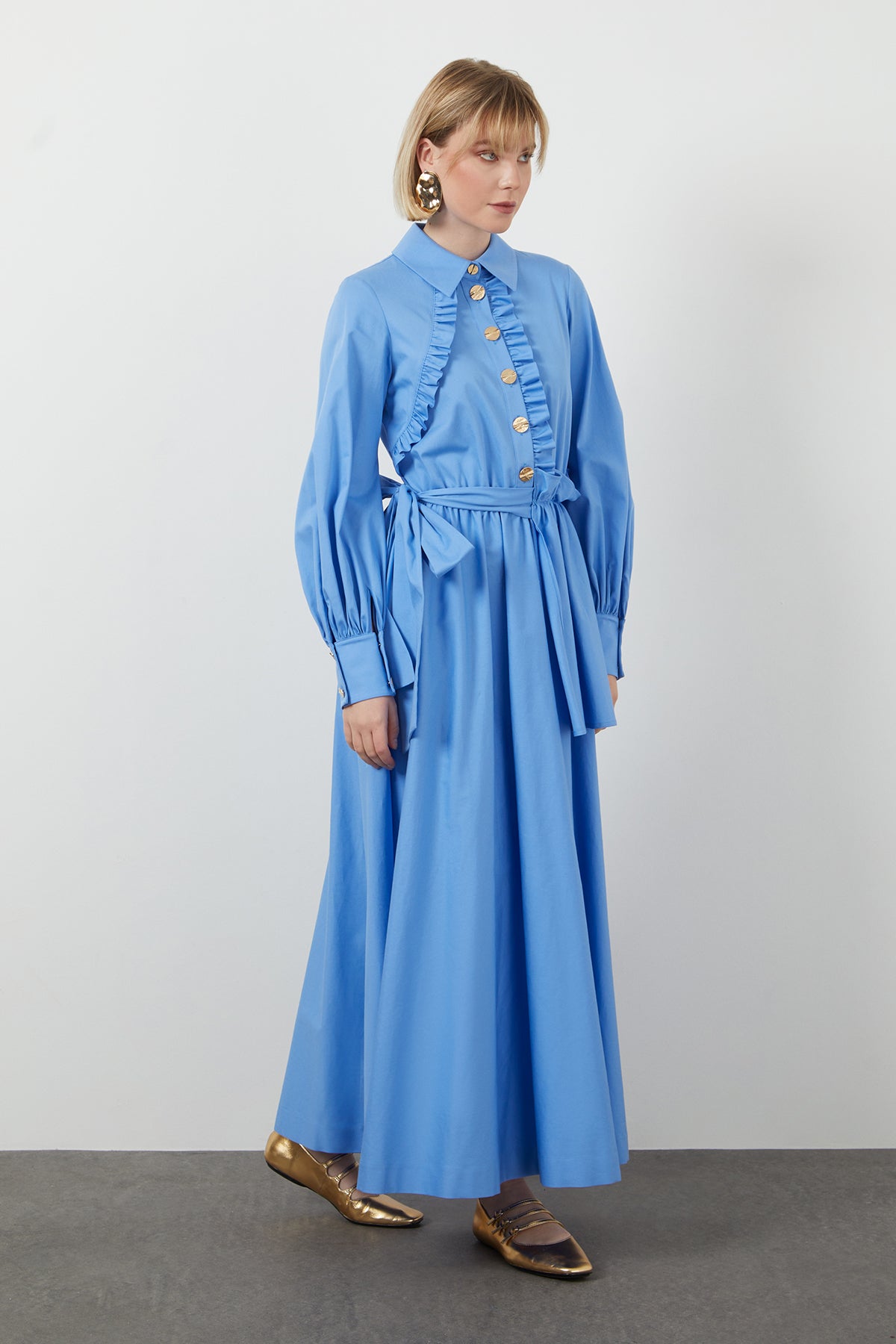 Fırfır Detaylı Kendi Kumaşından Kuşaklı Astarsız Uzun Elbise