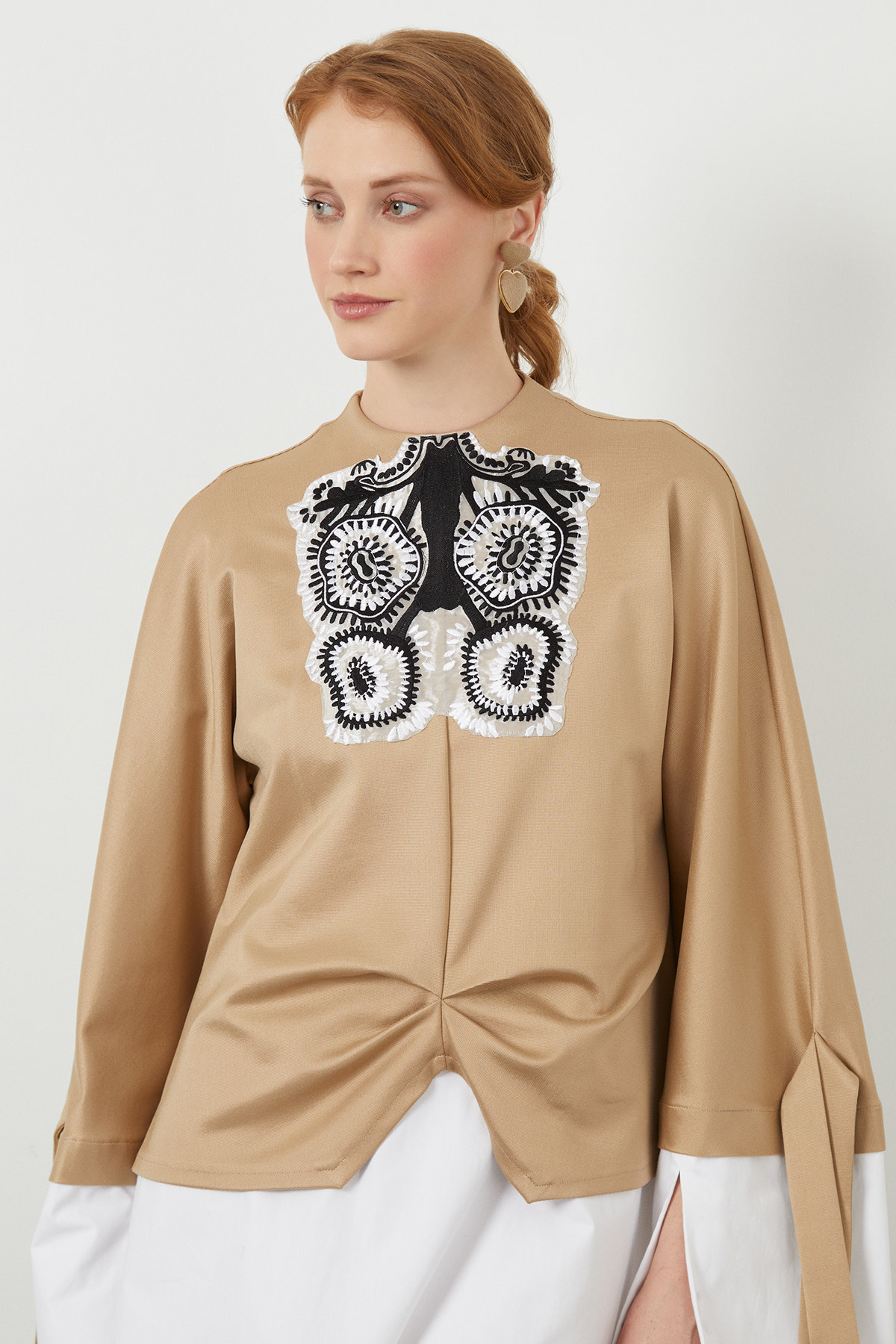 Nakış Detaylı Kol Manşet Yırtmaçlı Astarlı Mini Elbise