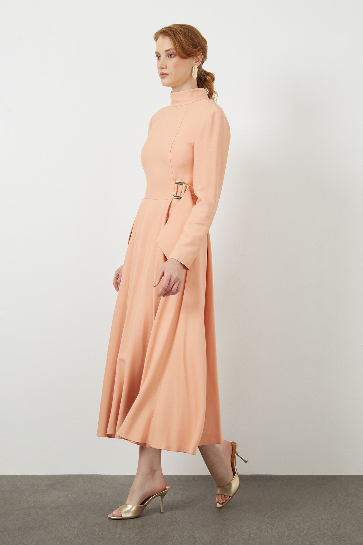 Dik Yaka Uzun Kollu Midi Elbise