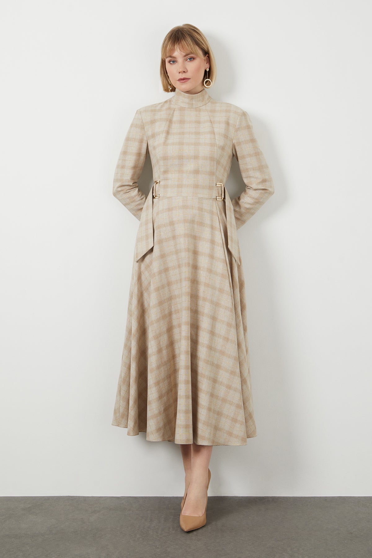 Dik Yakalı Tokalı Kuşak Detaylı Midi Boy Astarlı Elbise