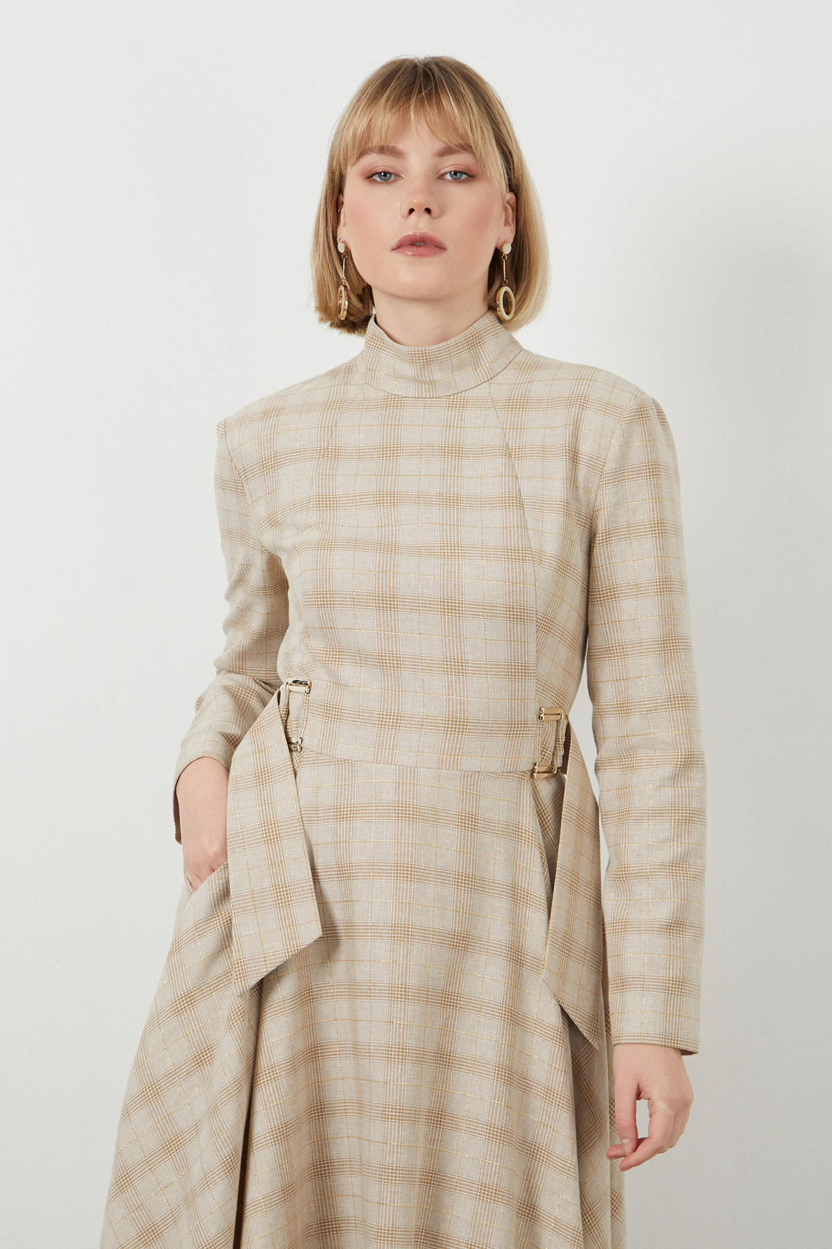 Dik Yakalı Tokalı Kuşak Detaylı Midi Boy Astarlı Elbise