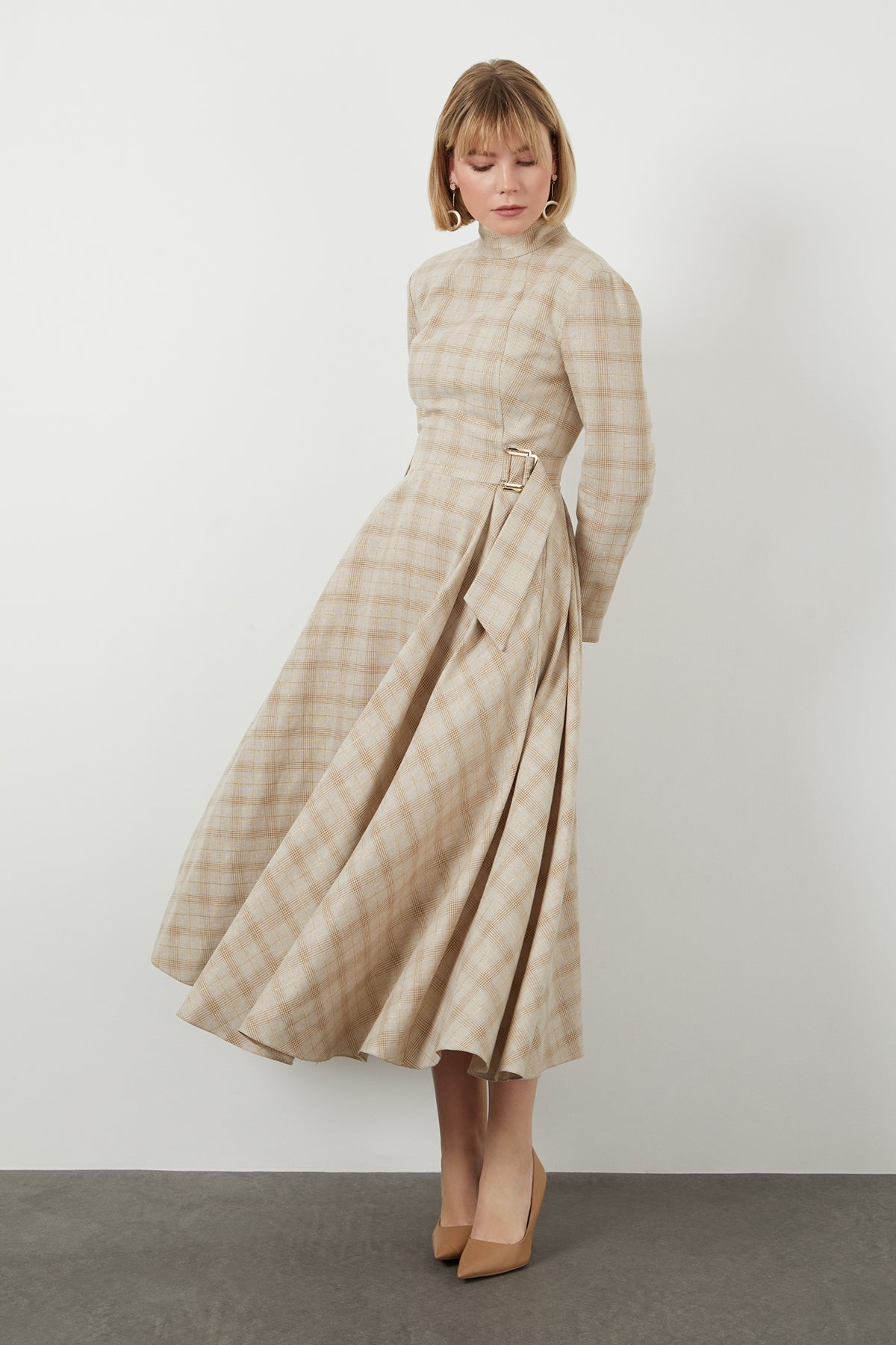 Dik Yakalı Tokalı Kuşak Detaylı Midi Boy Astarlı Elbise