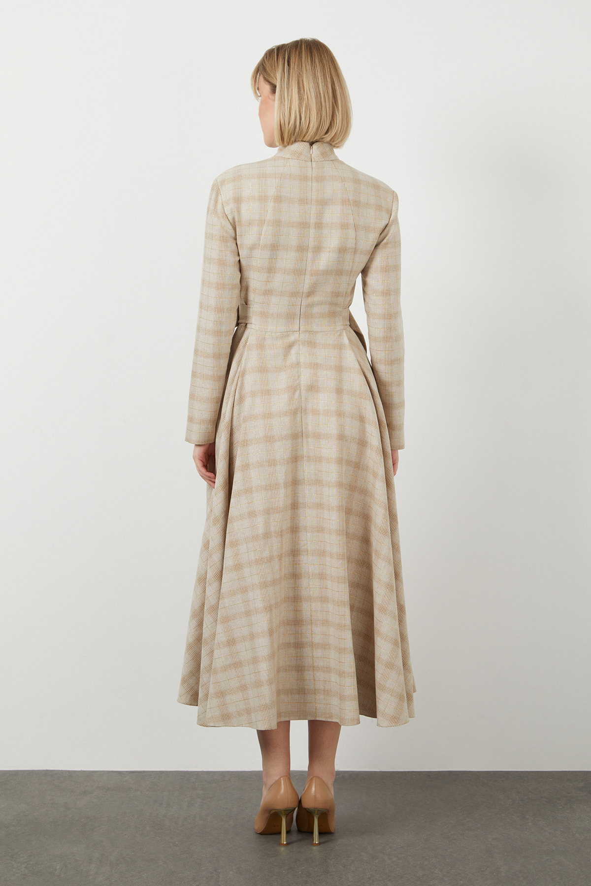 Dik Yakalı Tokalı Kuşak Detaylı Midi Boy Astarlı Elbise