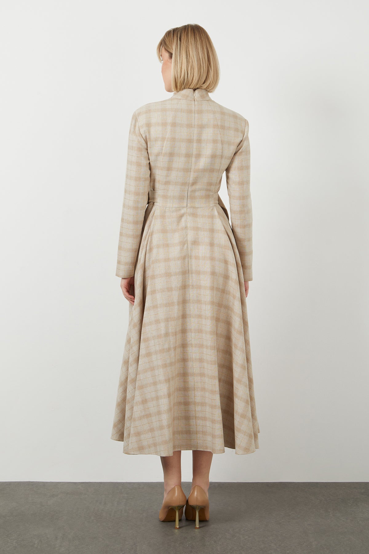 Dik Yakalı Tokalı Kuşak Detaylı Midi Boy Astarlı Elbise