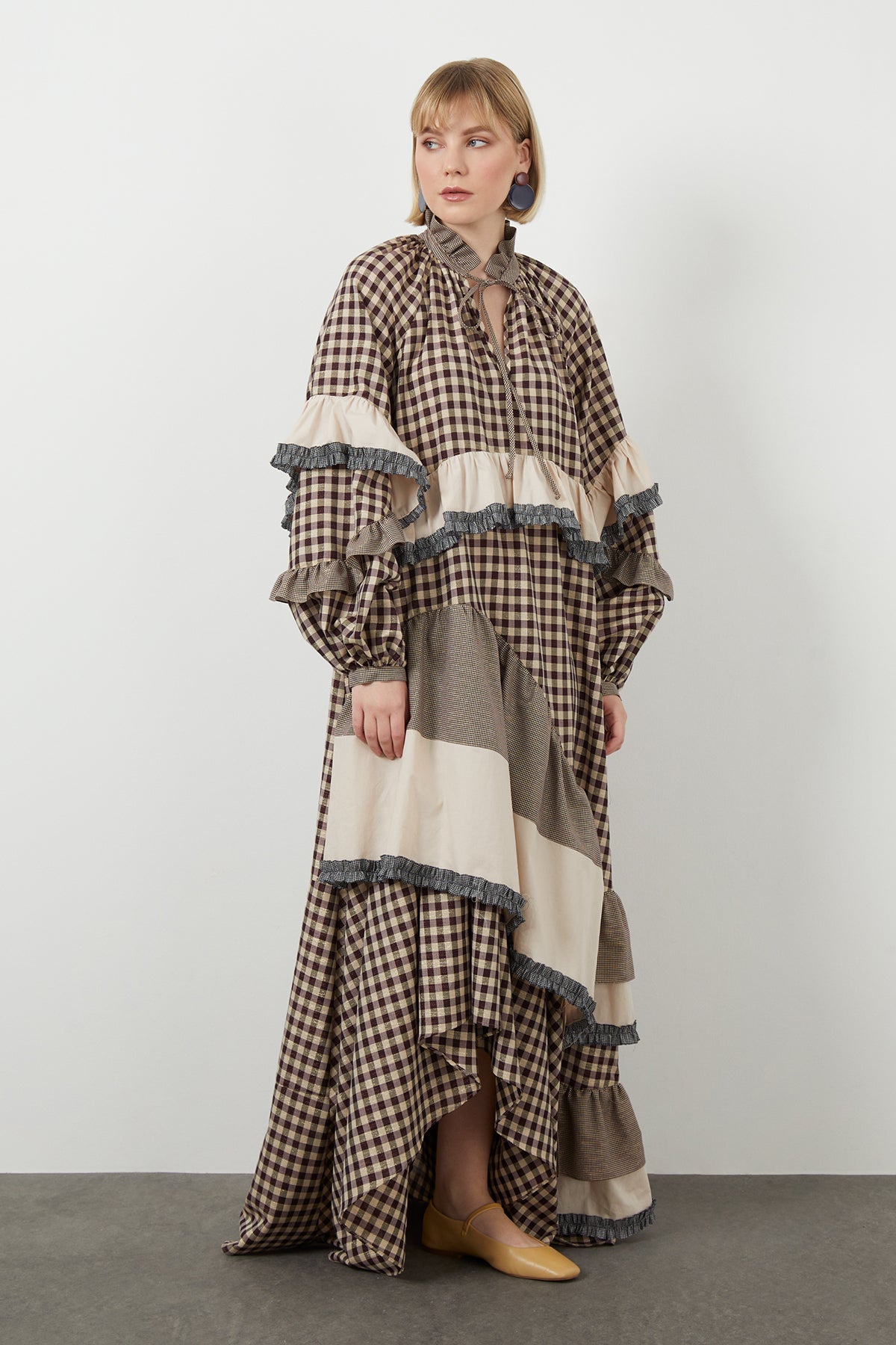 Yaka Bağcık Detaylı Volanlı Uzun Elbise