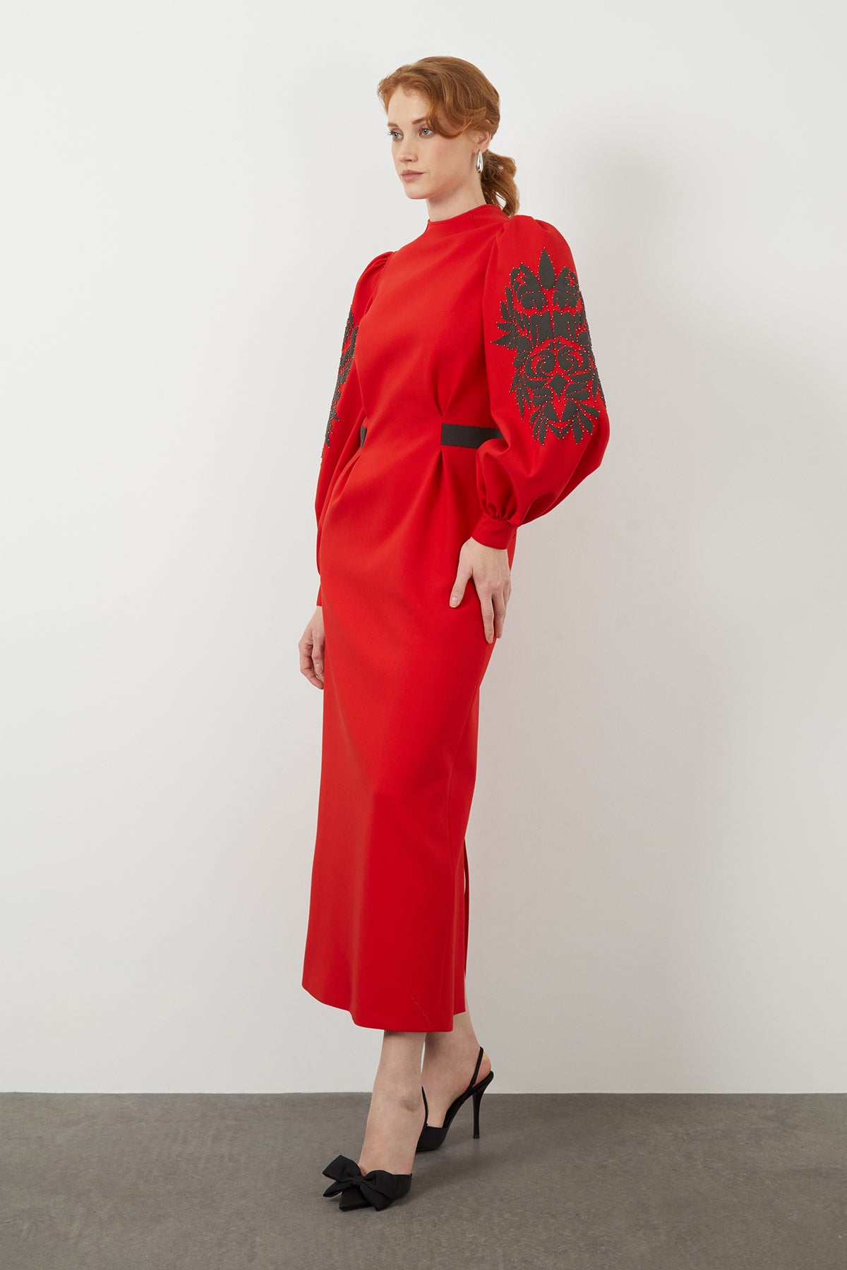 Uzun Kollu İşlemeli Yuvarlak Yaka Maxi Abiye Elbise