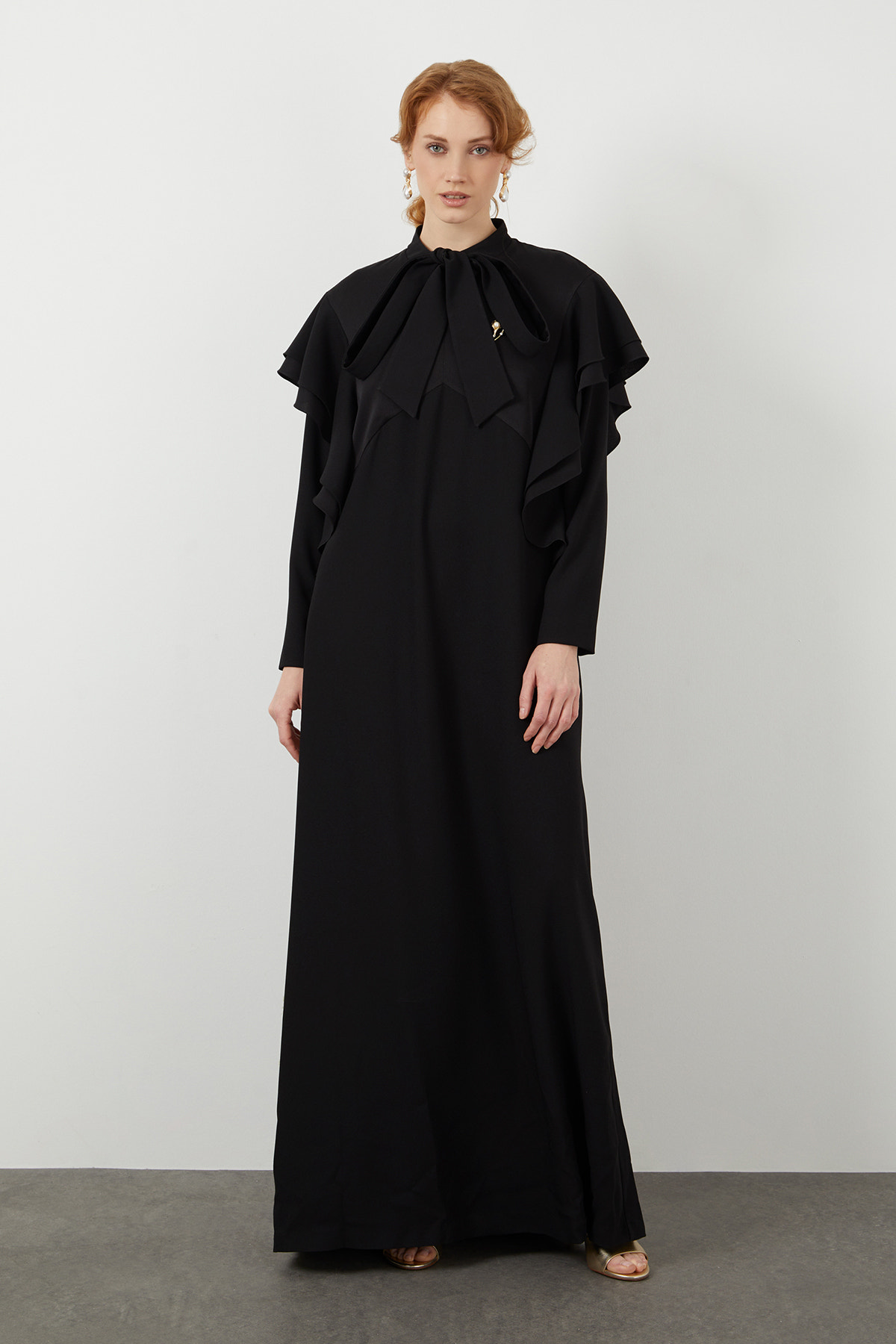 Boyundan Bağlamalı Omuzdan Volanlı Uzun Elbise