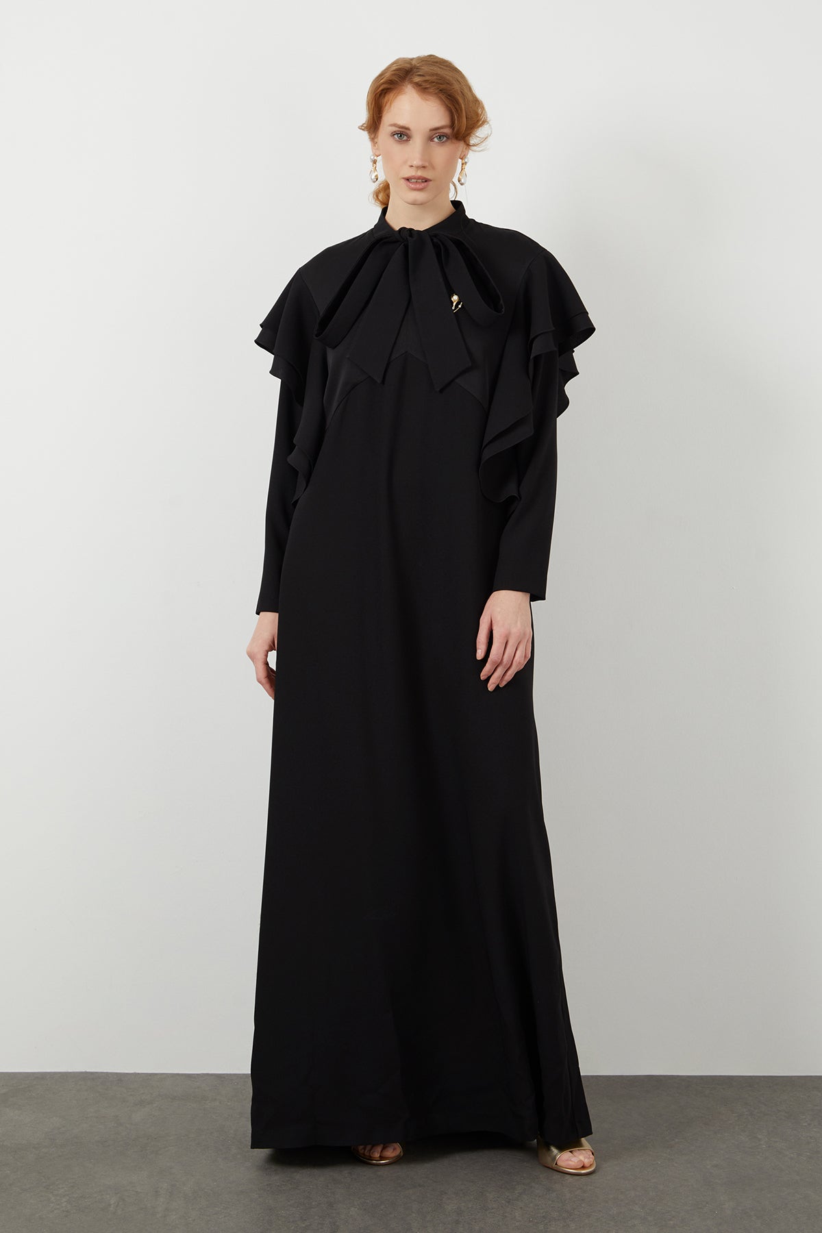 Boyundan Bağlamalı Omuzdan Volanlı Uzun Elbise