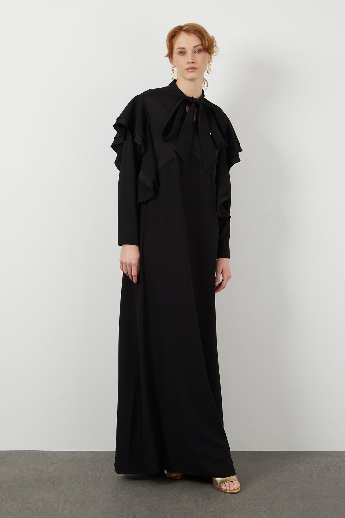 Boyundan Bağlamalı Omuzdan Volanlı Elbise