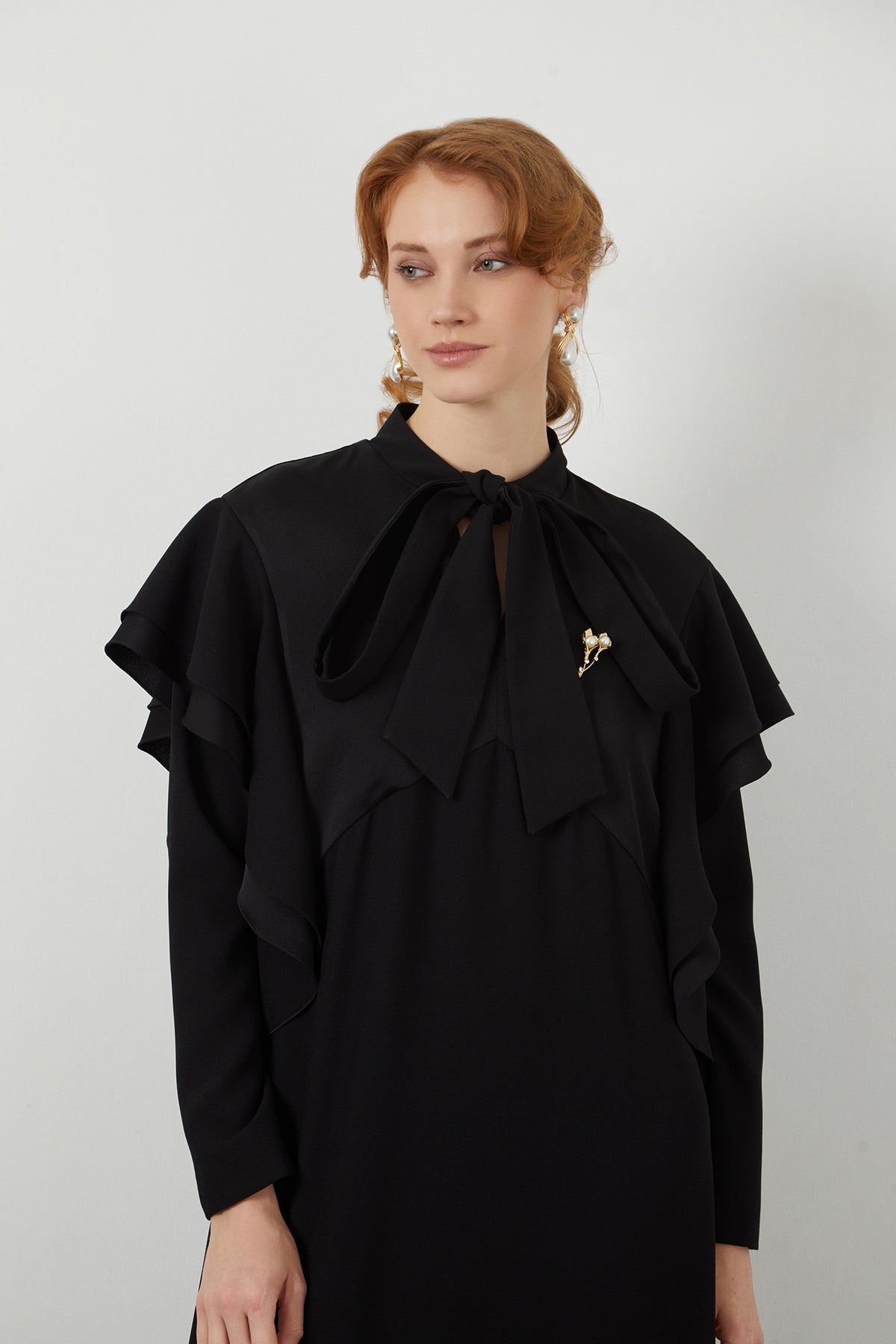 Boyundan Bağlamalı Omuzdan Volanlı Elbise