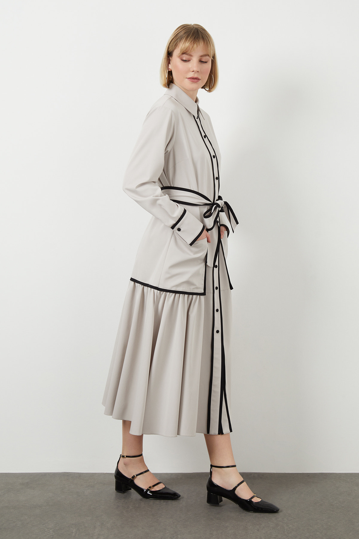 Seyyar Kuşaklı Düğme Kapamalı Midi Elbise