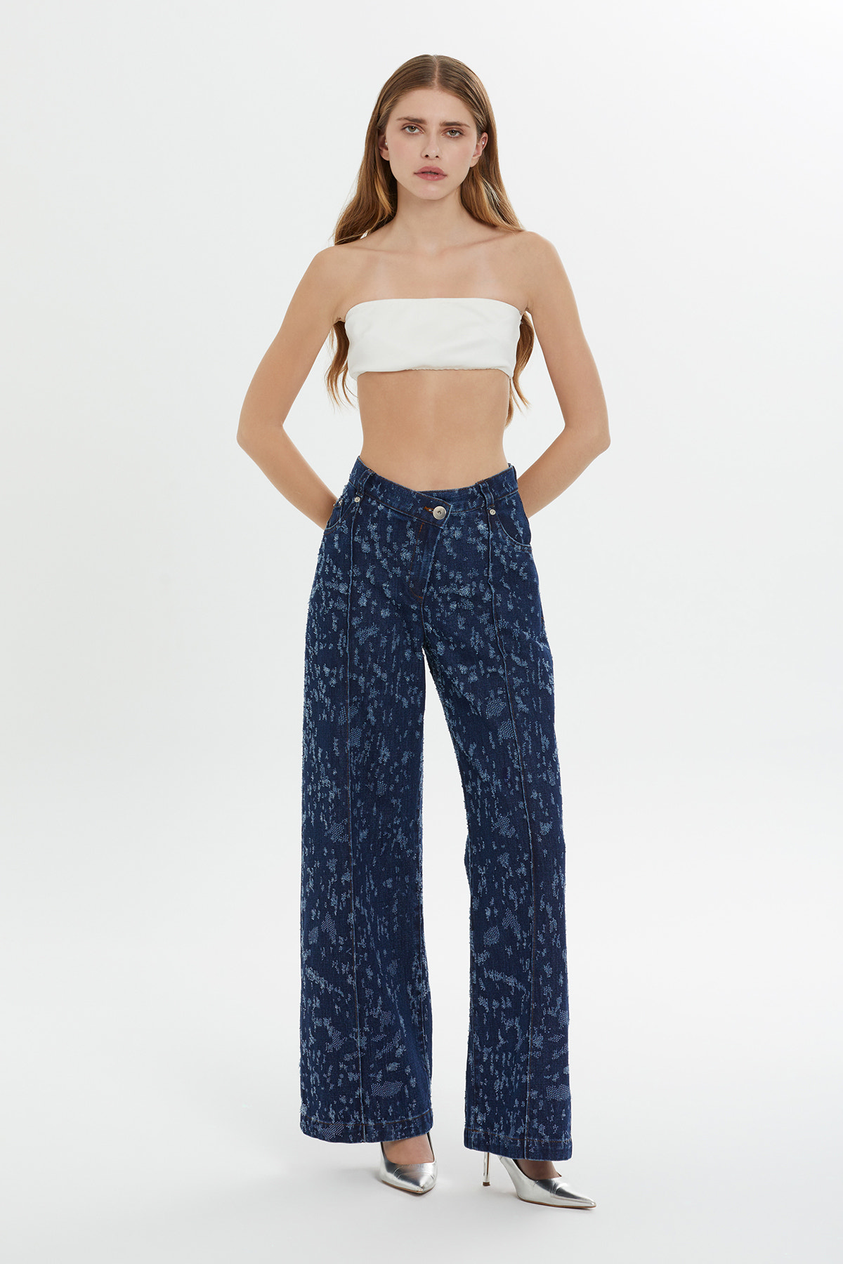 Kemer Ve Düğme Detaylı Önden Tek Pileli Geniş Paça Denim Pantolon