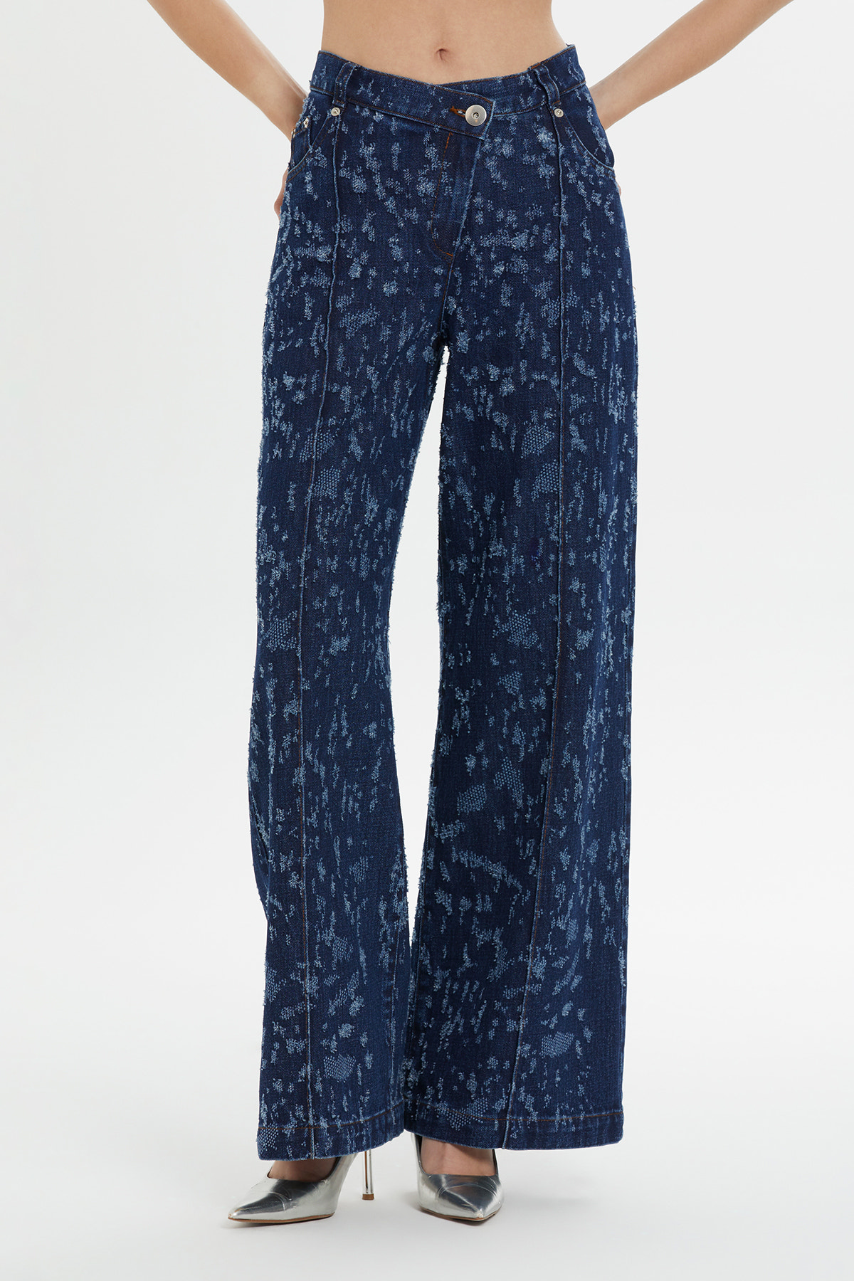 Kemer Ve Düğme Detaylı Önden Tek Pileli Geniş Paça Denim Pantolon