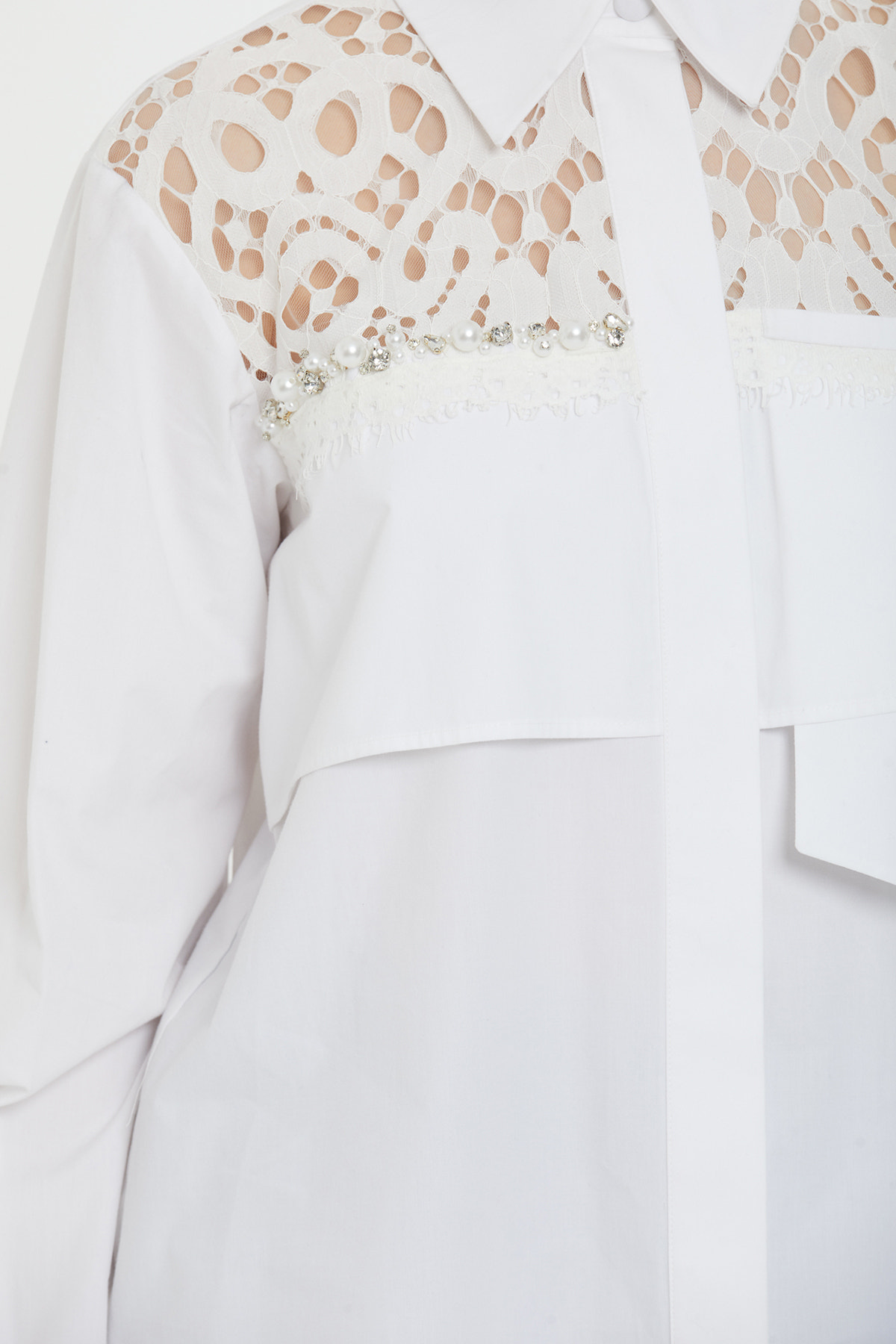 Manşetleri Boncuklu Düğmeli Klasik Gömlek