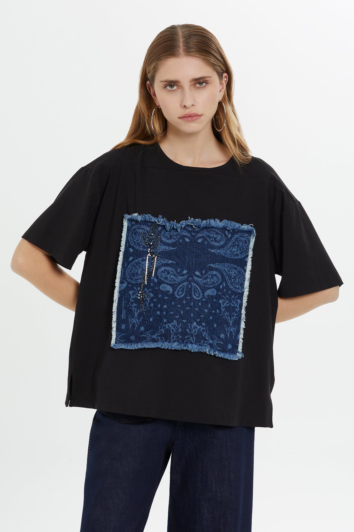 Ön Kısmı Pano Garnili Boncuk İşlemeli Kısa Kollu T-Shirt