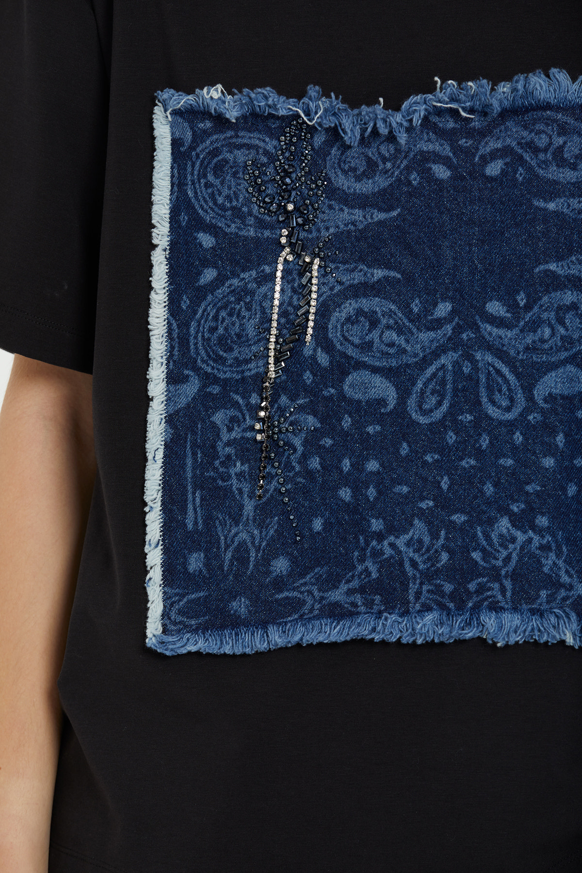 Ön Kısmı Pano Garnili Boncuk İşlemeli Kısa Kollu T-Shirt