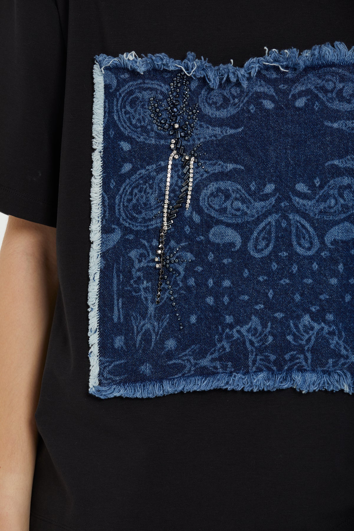 Ön Kısmı Pano Garnili Boncuk İşlemeli Kısa Kollu Bluz