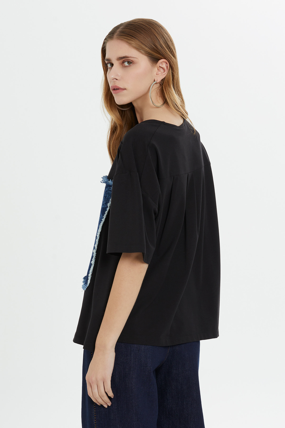 Ön Kısmı Pano Garnili Boncuk İşlemeli Kısa Kollu T-Shirt