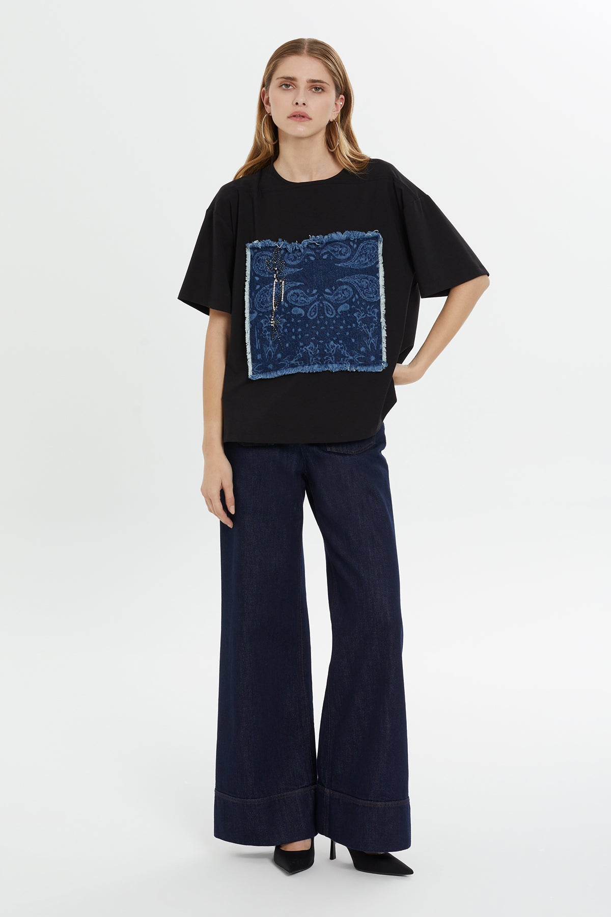 Ön Kısmı Pano Garnili Boncuk İşlemeli Kısa Kollu Bluz