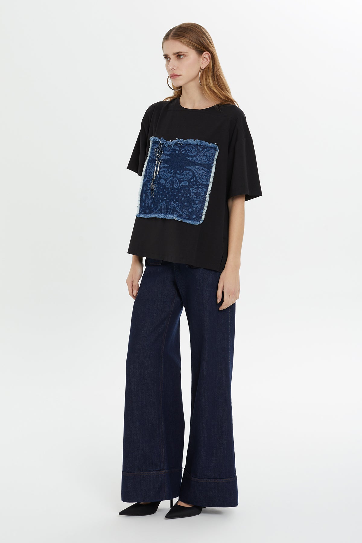 Ön Kısmı Pano Garnili Boncuk İşlemeli Kısa Kollu Bluz