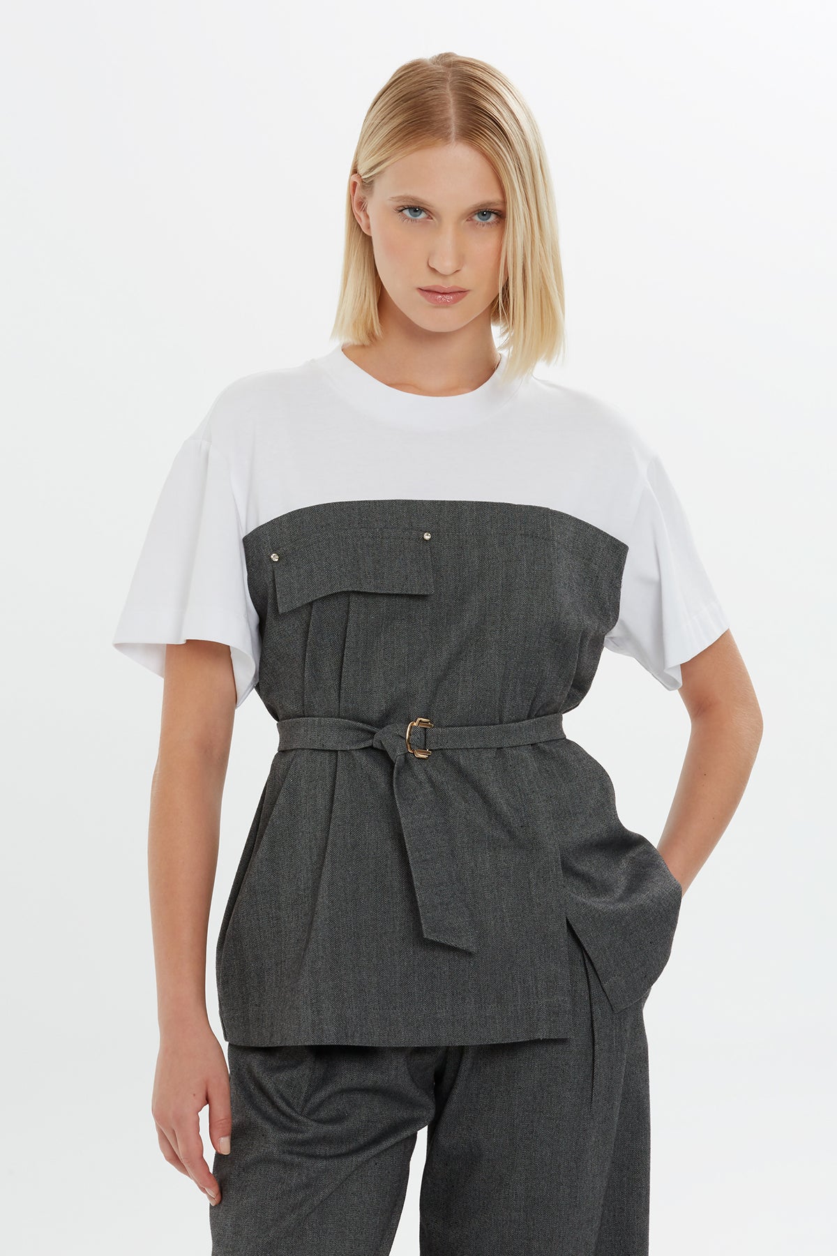 Seyyar Kuşaklı Göğüs Üstü Kesikli Yandan Yırtmaçlı Kısa Kollu Bluz