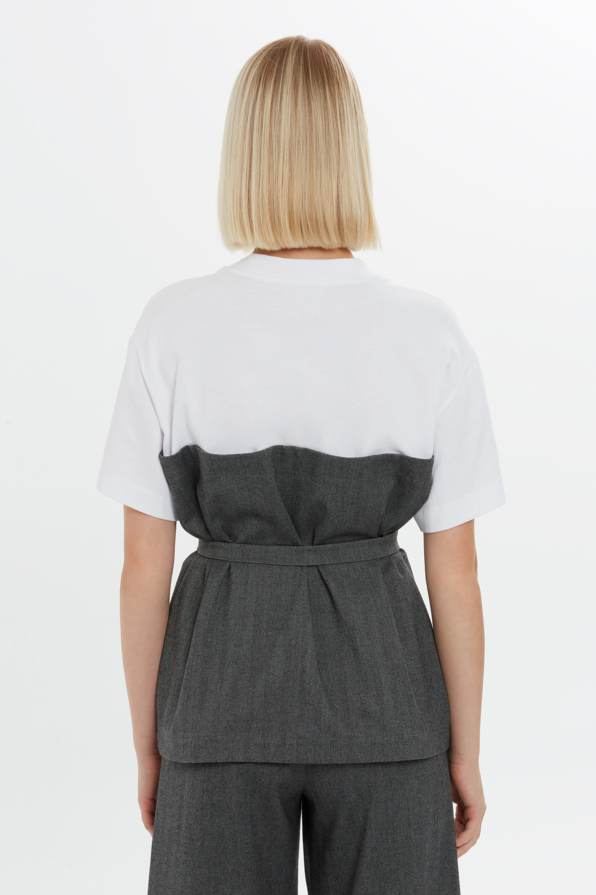 Seyyar Kuşaklı Göğüs Üstü Kesikli Yandan Yırtmaçlı Kısa Kollu Bluz