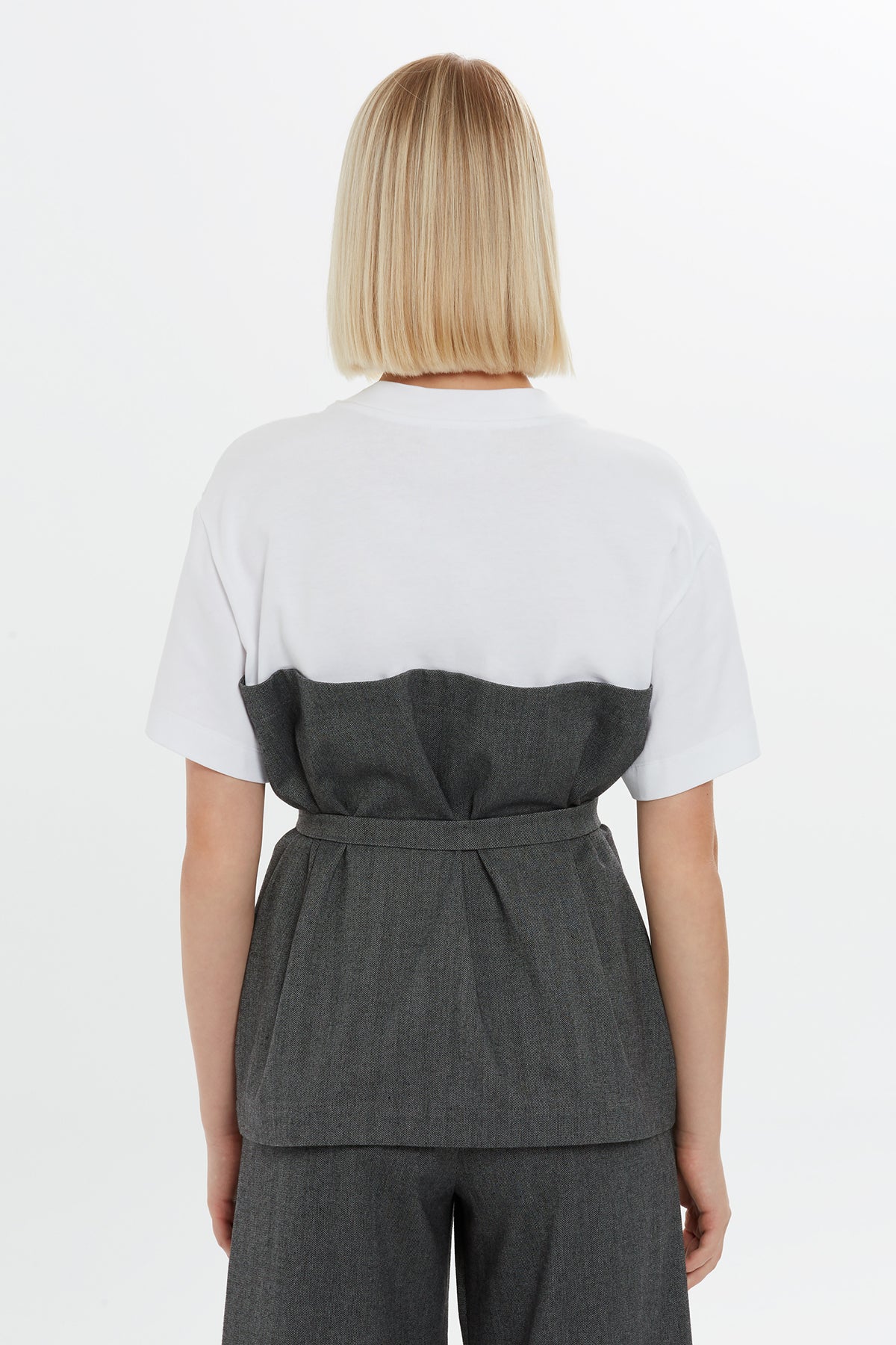 Seyyar Kuşaklı Göğüs Üstü Kesikli Yandan Yırtmaçlı Kısa Kollu Bluz