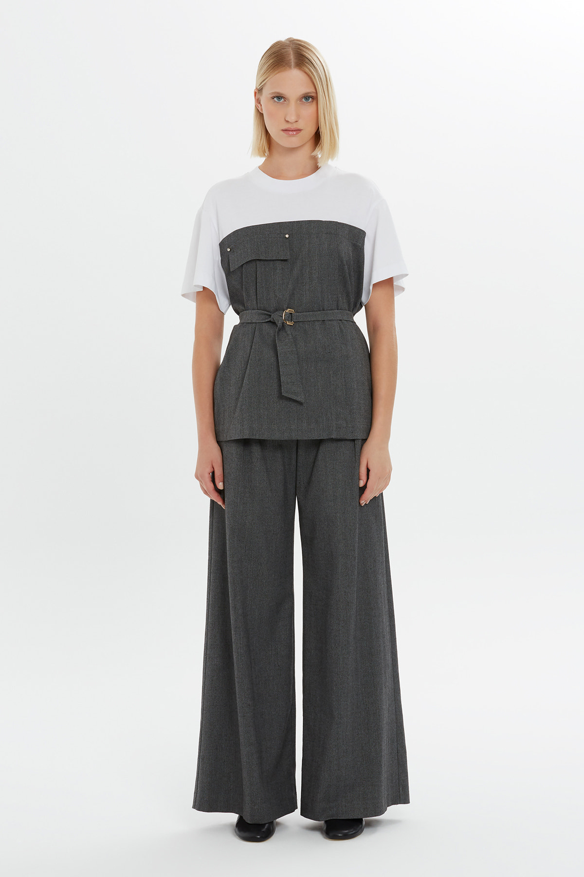 Seyyar Kuşaklı Göğüs Üstü Kesikli Yandan Yırtmaçlı Kısa Kollu Bluz