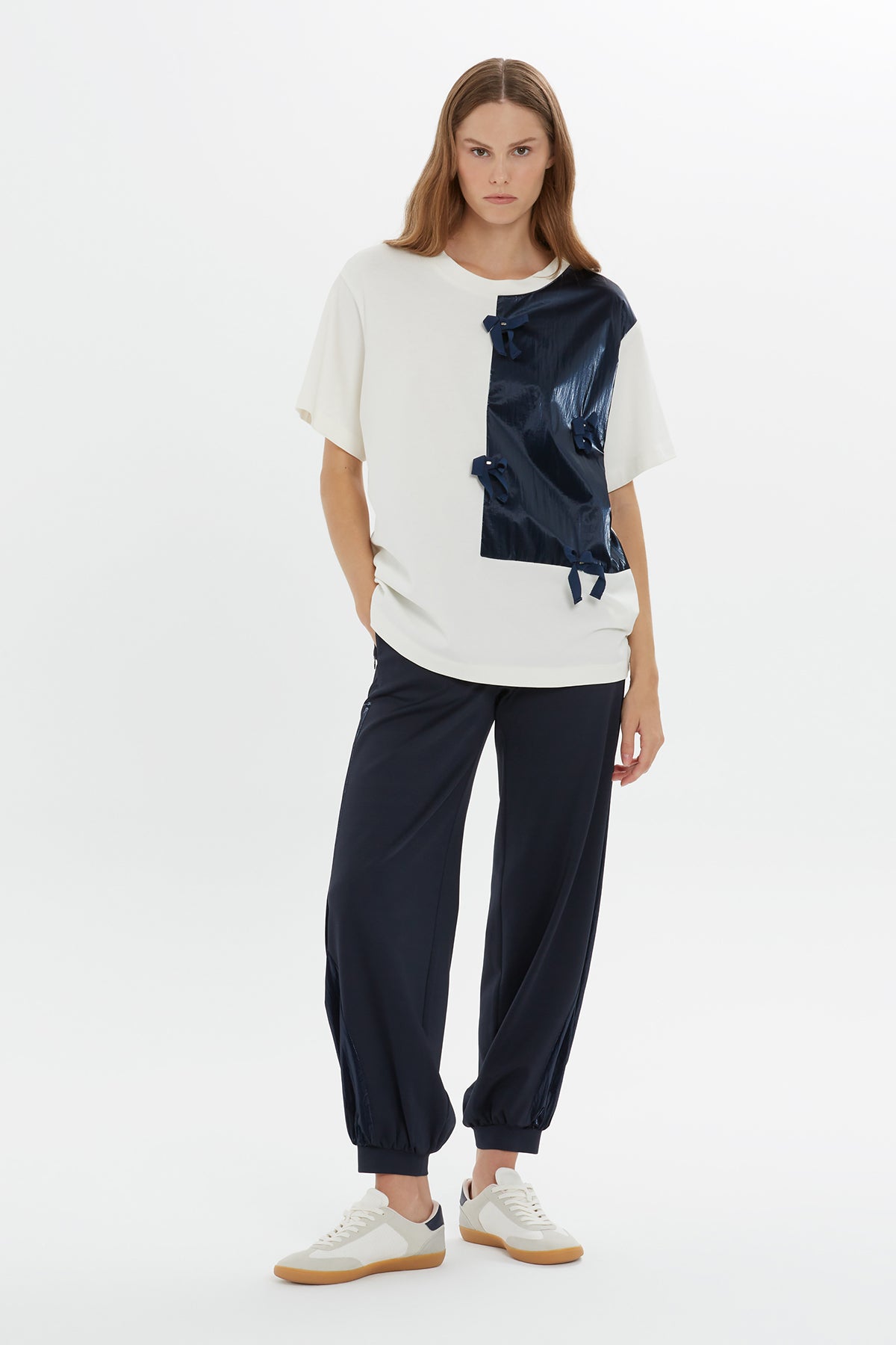 Kurdele İşlemeli Yuvarlak Yaka Kısa Kollu Tshirt