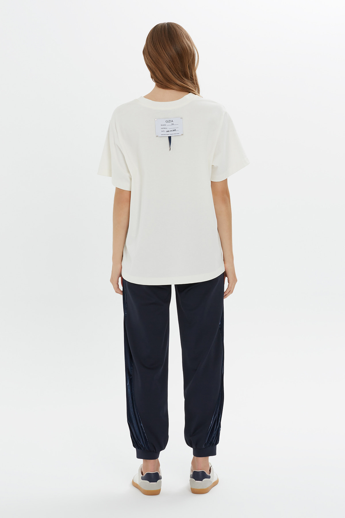 Kurdele İşlemeli Yuvarlak Yaka Kısa Kollu T-shirt