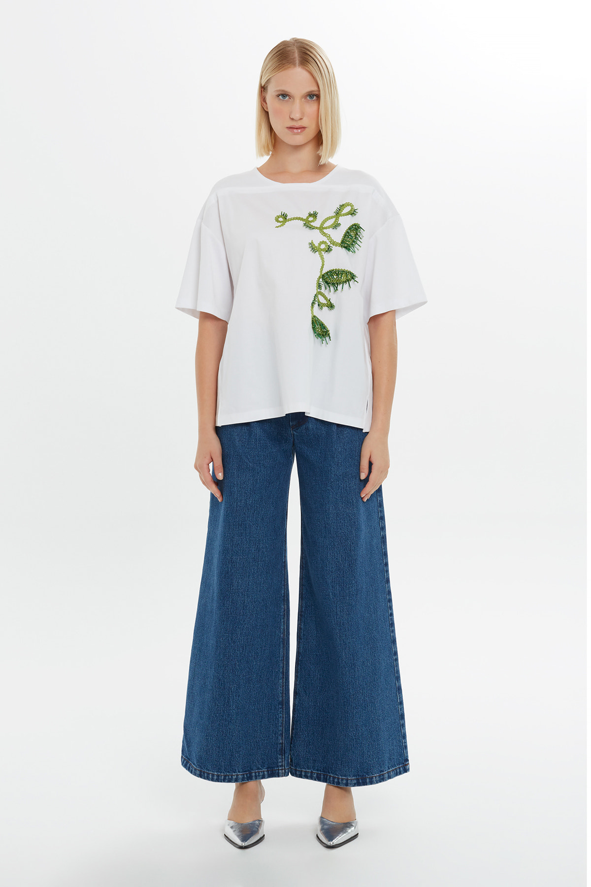 Nakış Detaylı Etrafı Boncuk İşlemeli Kısa Kollu T-Shirt