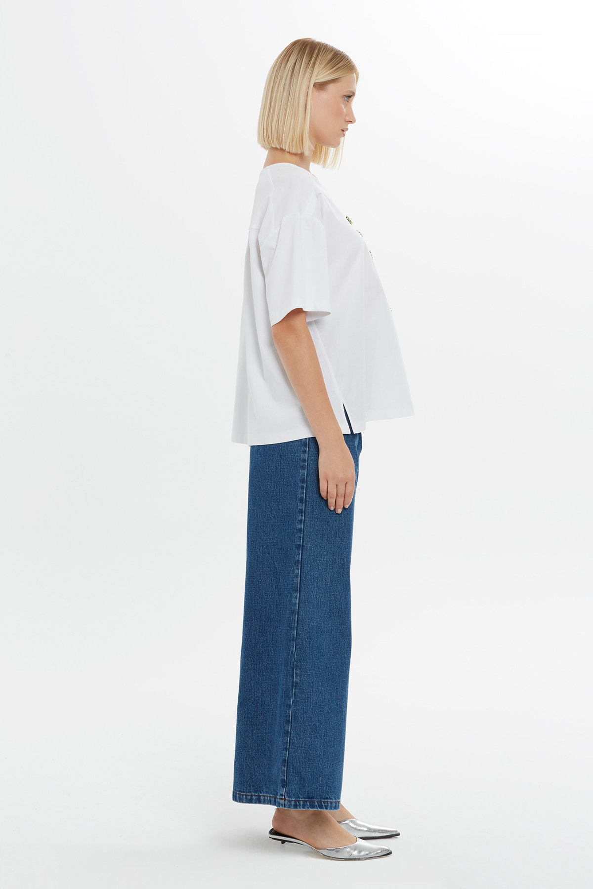 Nakış Detaylı Etrafı Boncuk İşlemeli Kısa Kollu T-Shirt