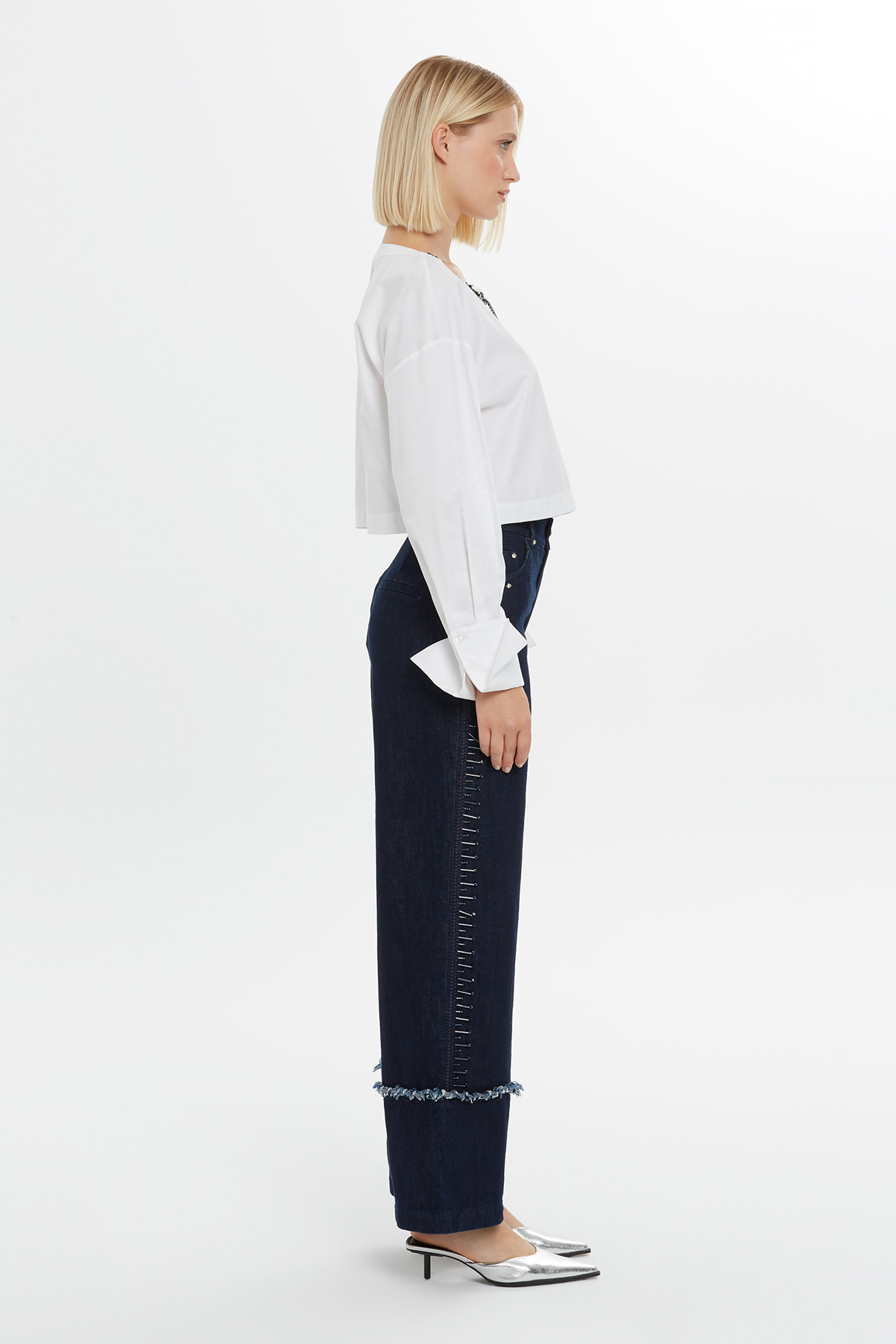 Yakası Boncuk Ve Detaylı Bluz